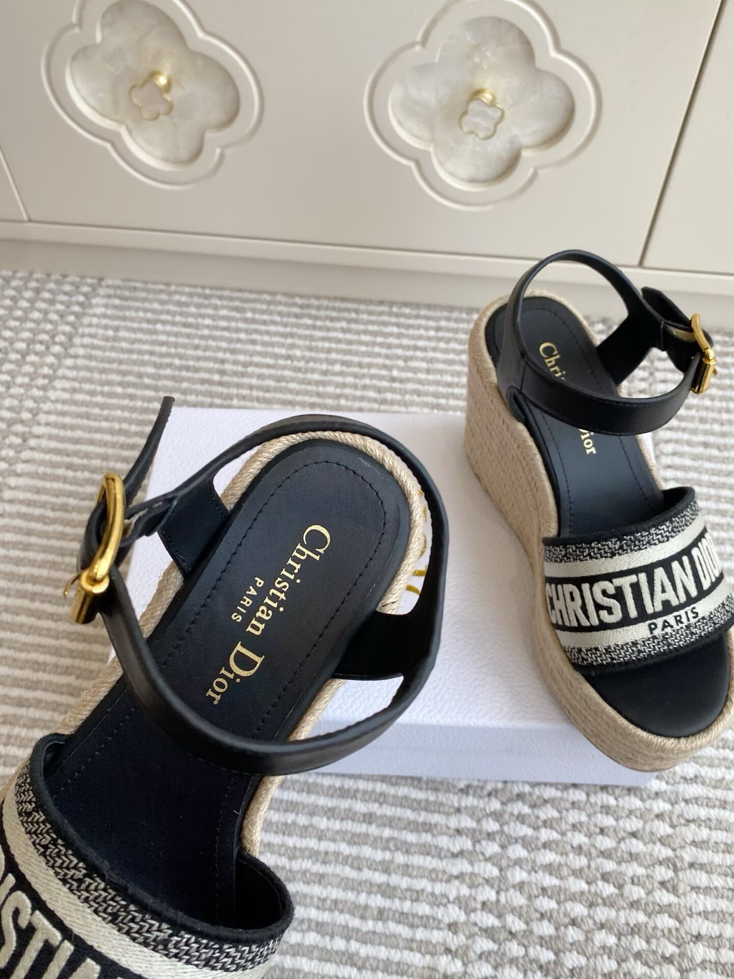 ua D*or sandals