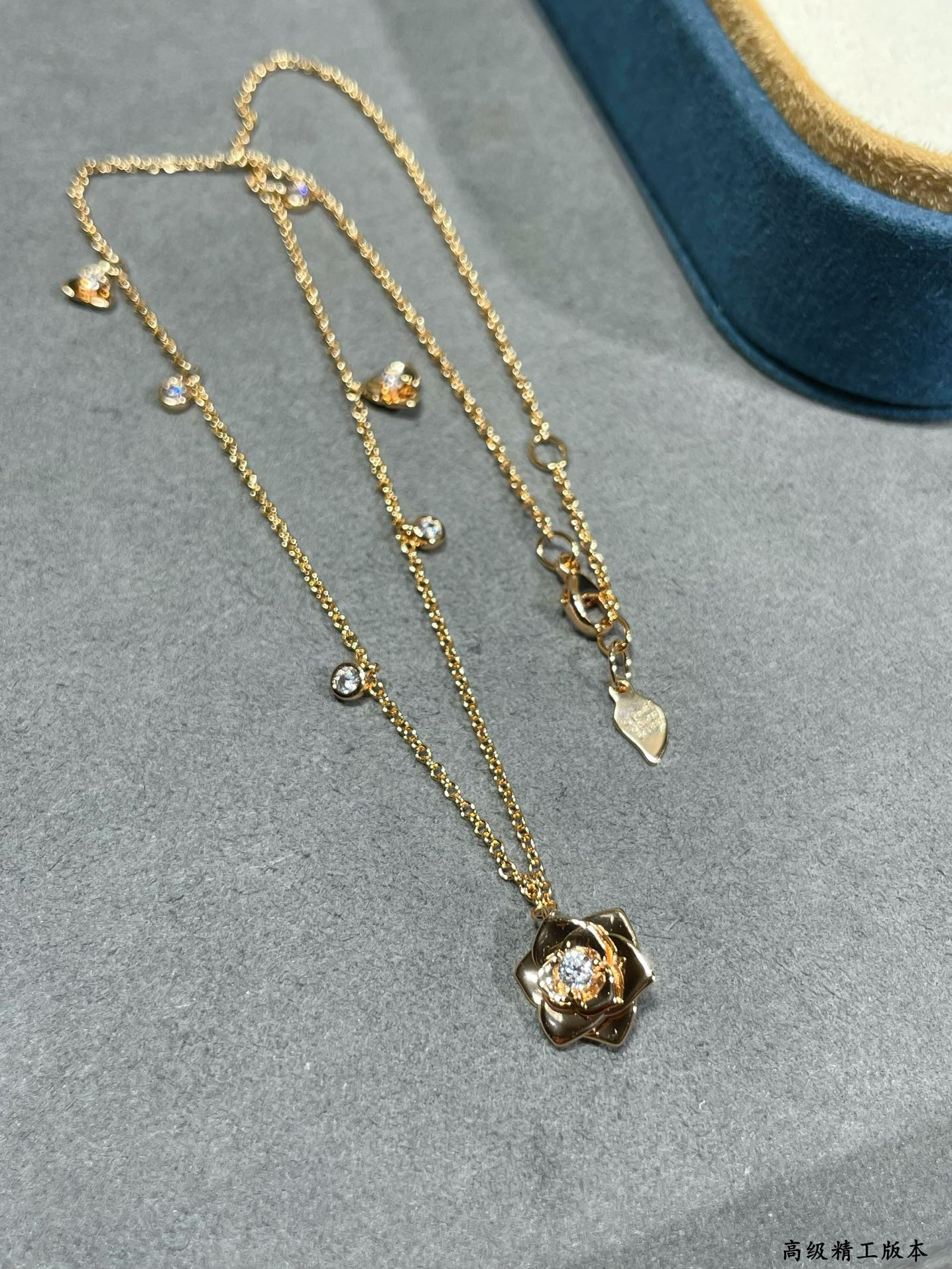 P1aget polished gold flower necklace