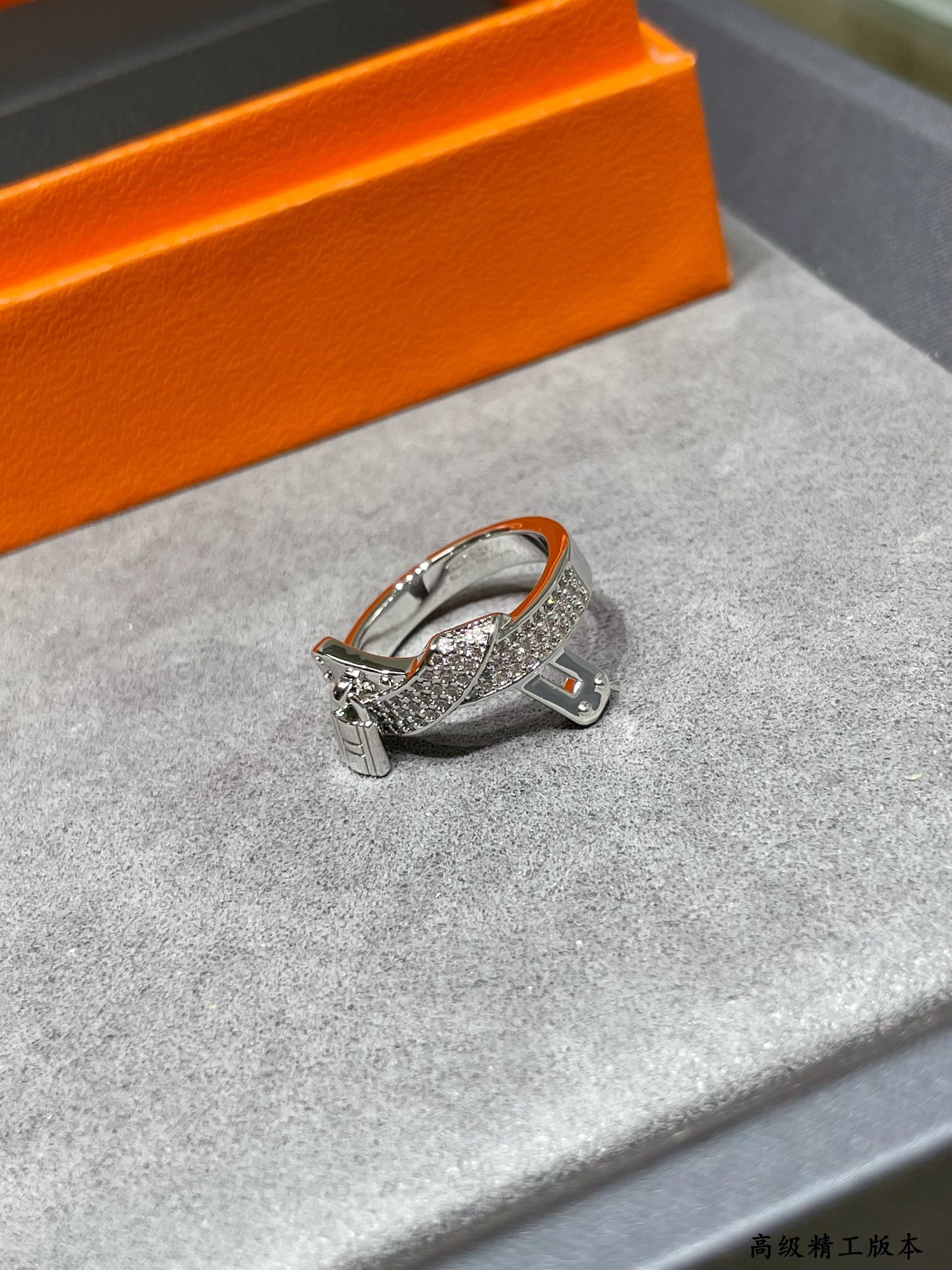 H**mes h clasp ring