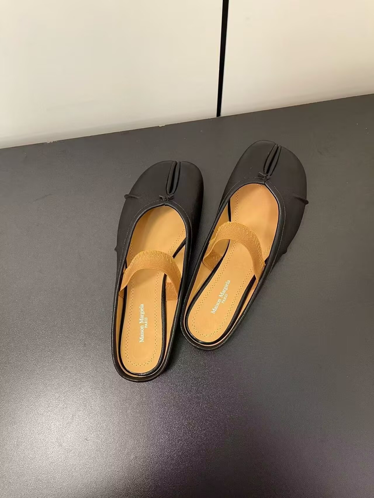 ua ma*s*n Ma*i*la split-toe leather ballerina mules black