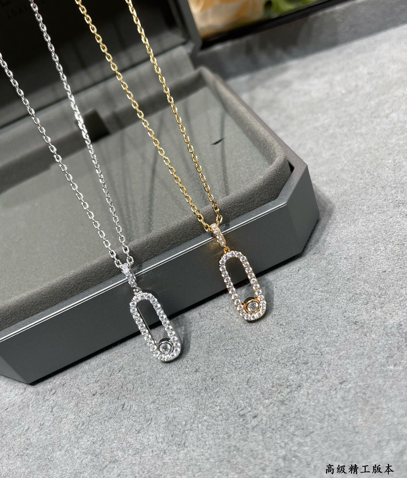Mes1kaa vertical full di*m*nd moving necklace