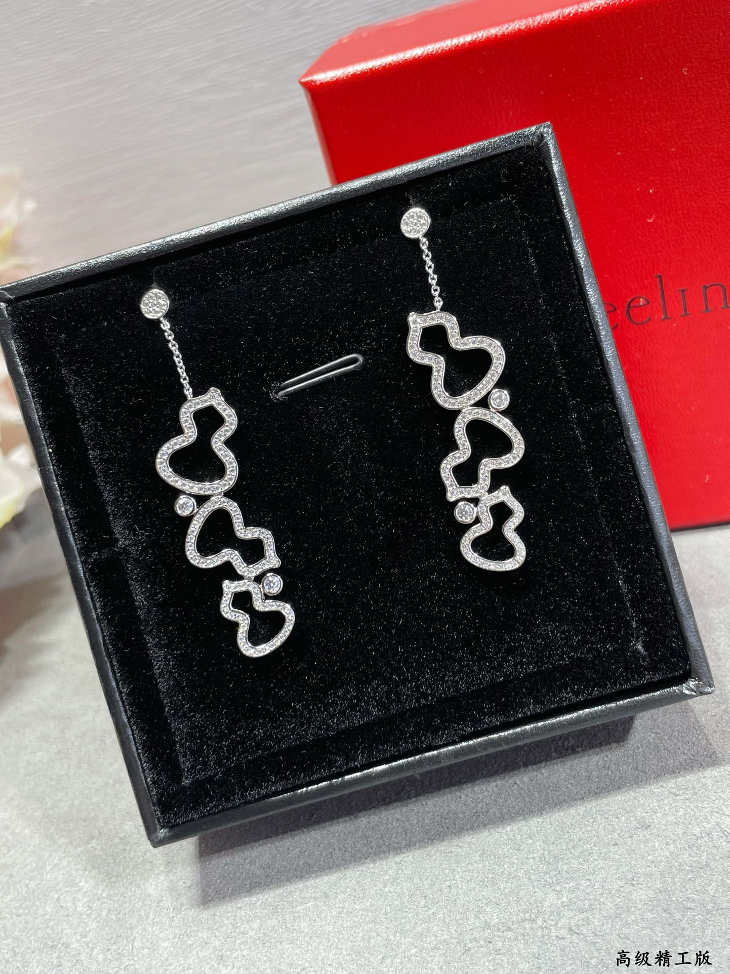 Qee1in triple gourd full di*m*nd stud earrings