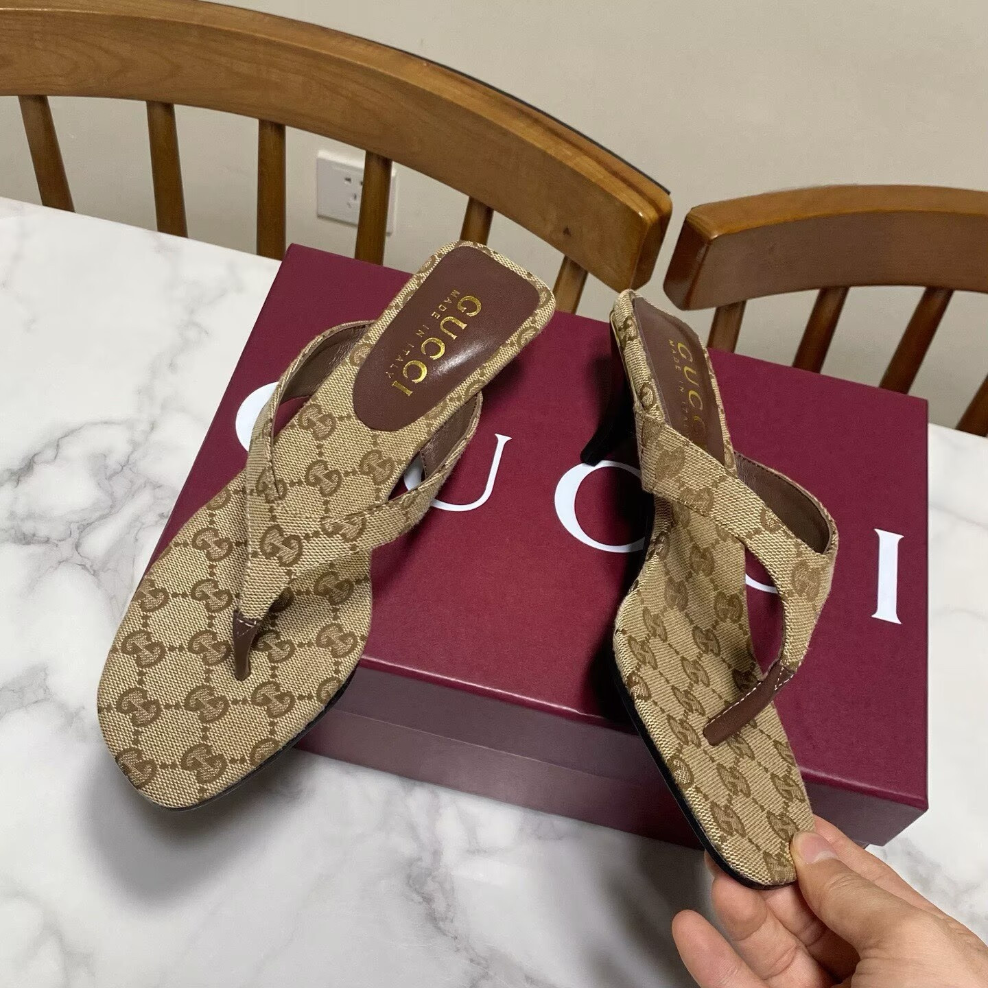 ua G*u*i vittoria thong slides
