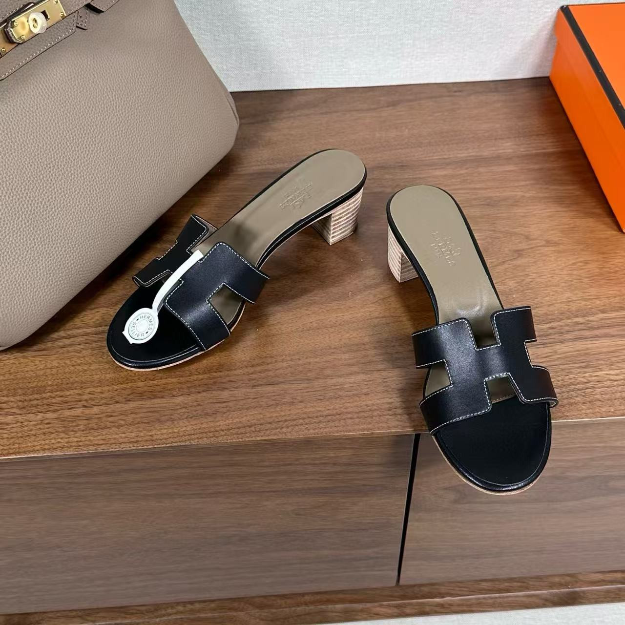 ua H**mes oasis sandal
