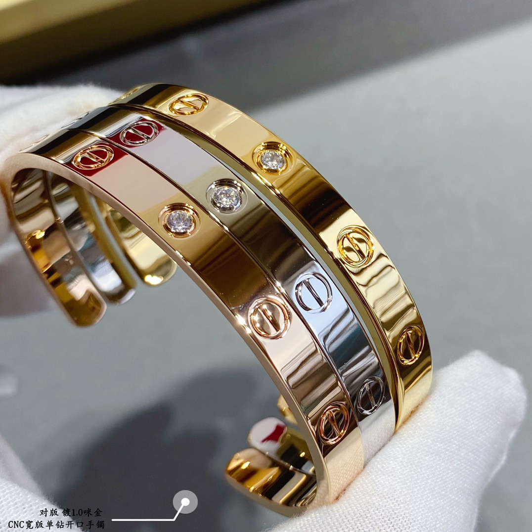 ca*t*er wide single Di*m*nd open love bracelet