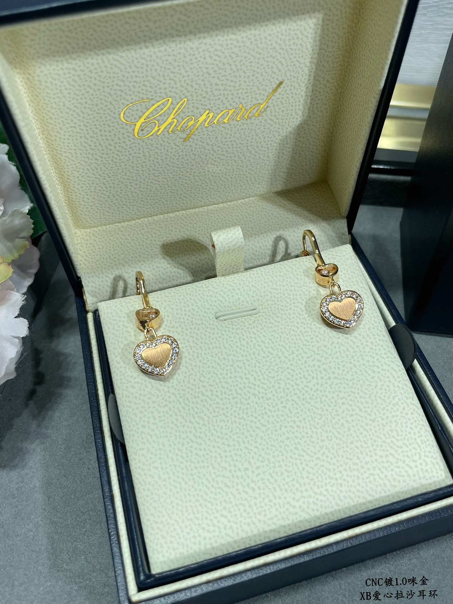 Ch0pard heart-shaped edge di*m*nd brushed earrings