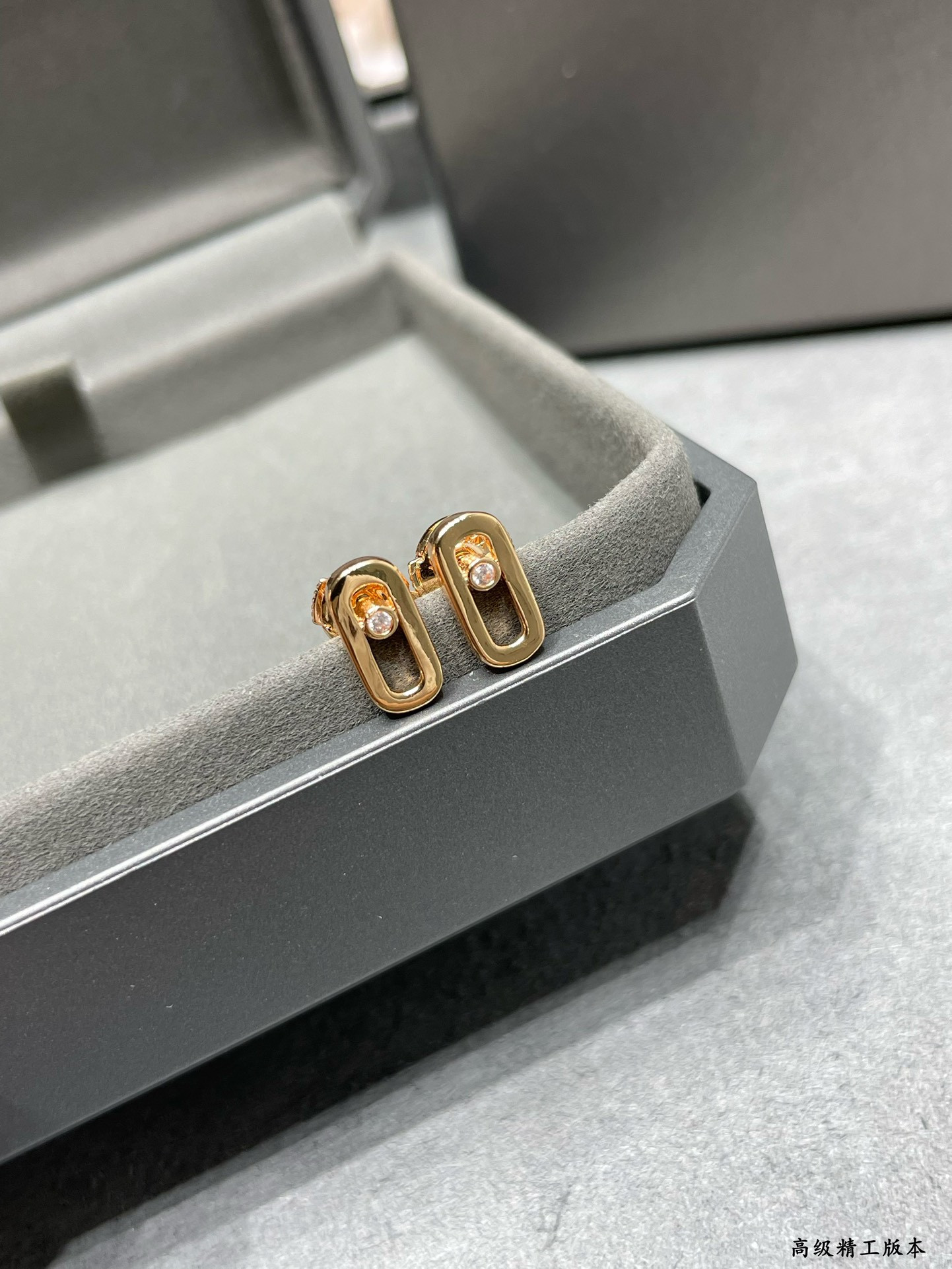 Mes1kaa small polished moving stud earrings