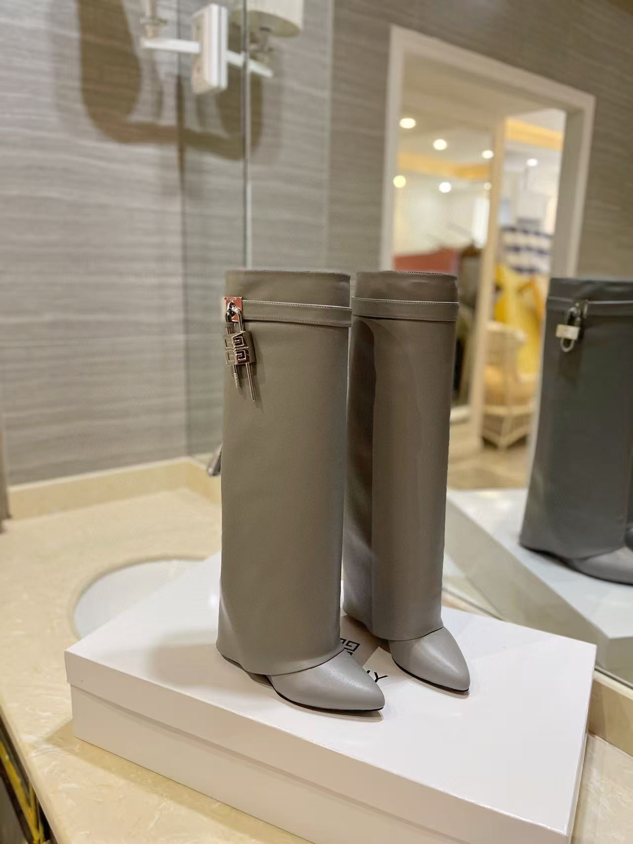 ua G1uenchy shark lock boots in leather