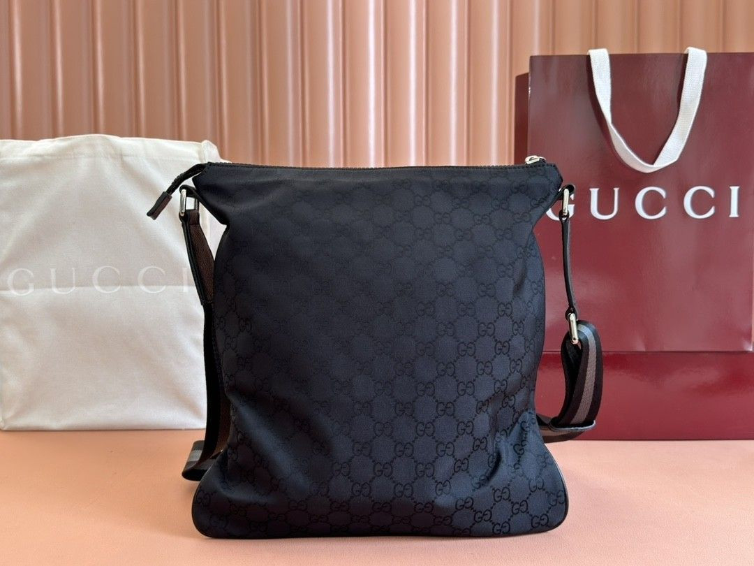 G*u*i shoulder bag 30.5x33x2cm