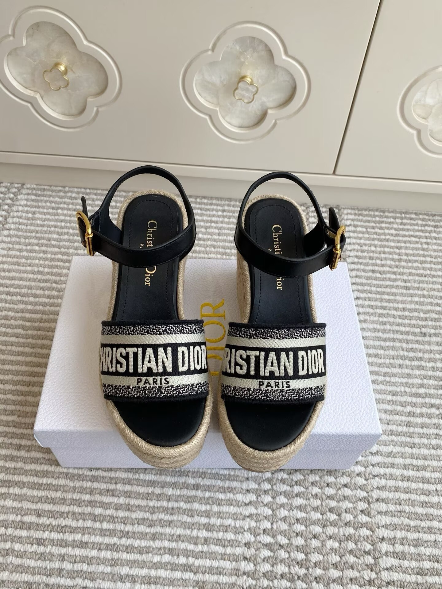 ua D*or sandals