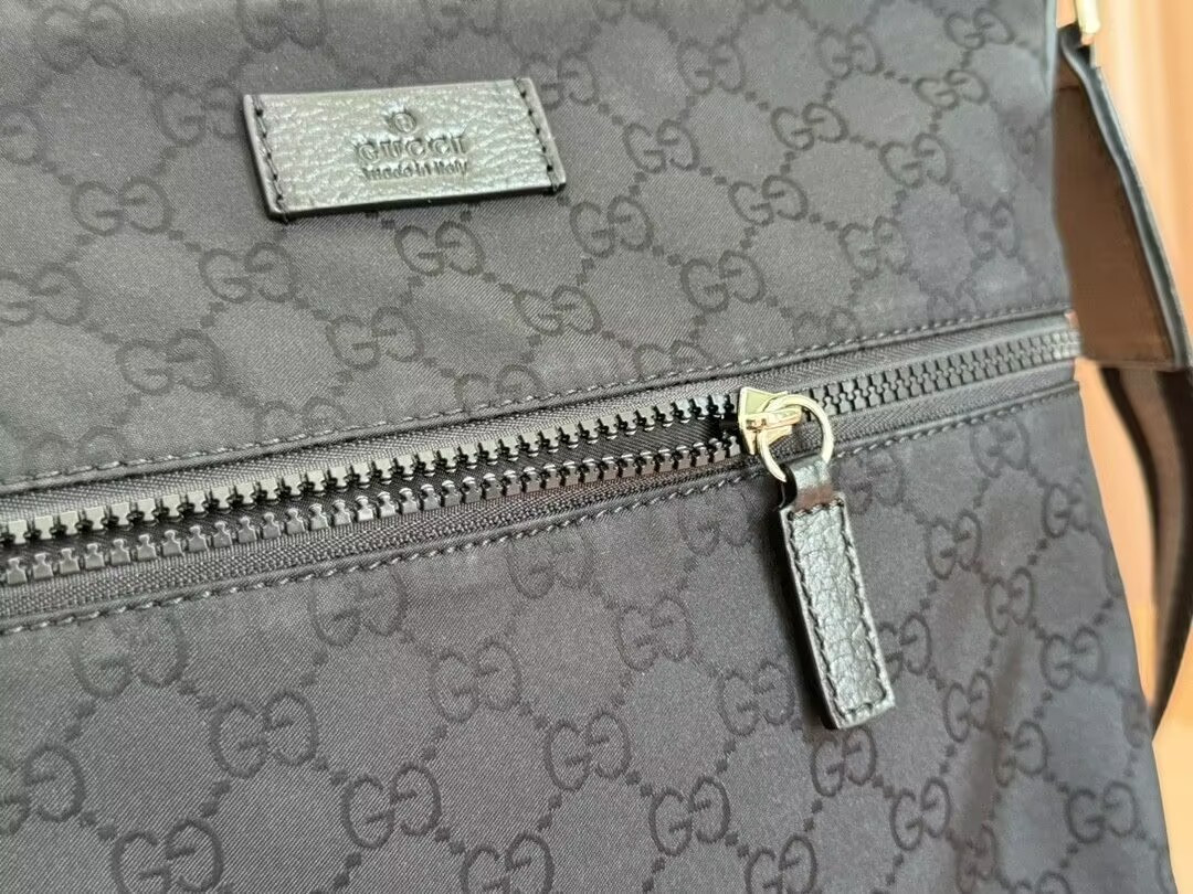 G*u*i shoulder bag 30.5x33x2cm