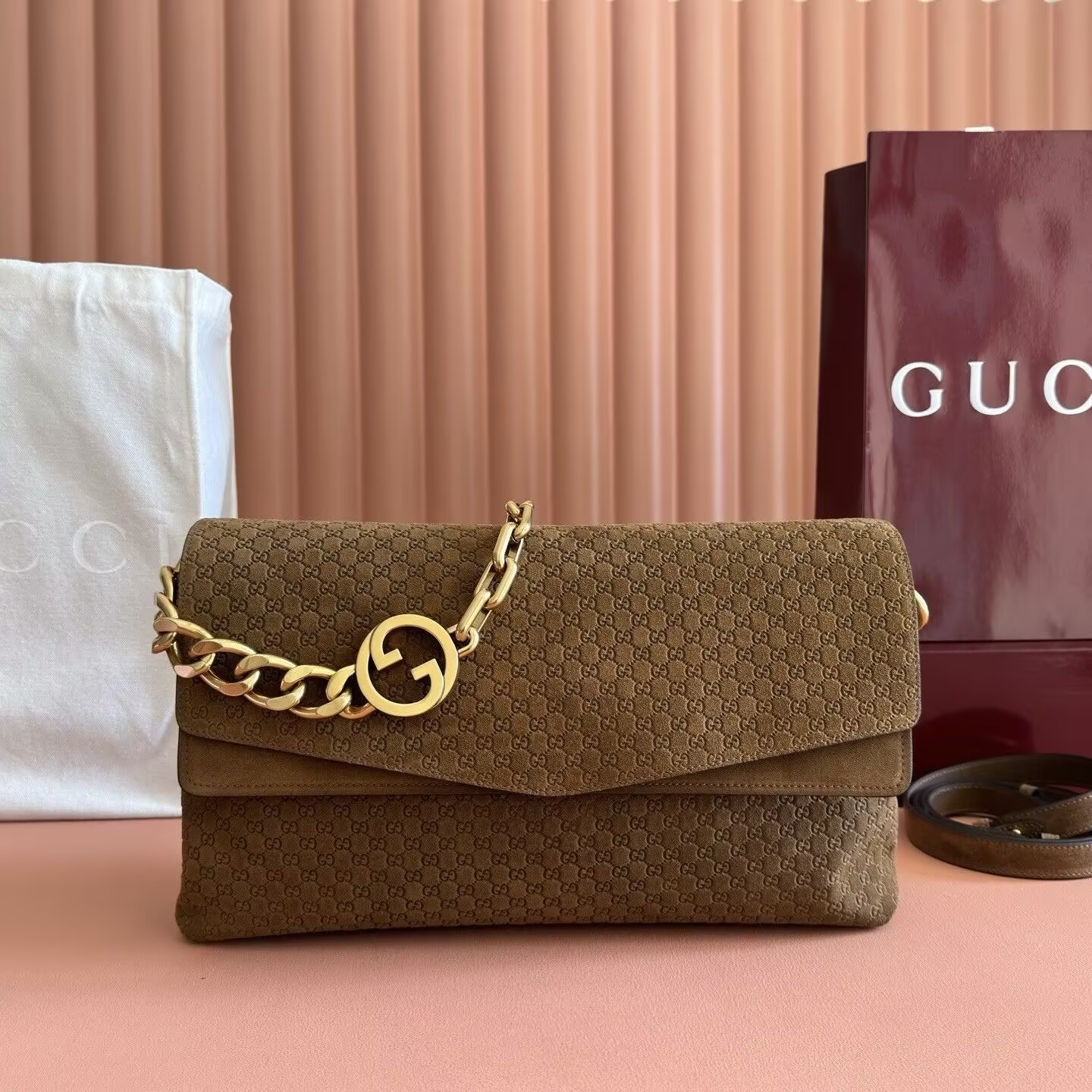 G*u*i large shoulder bag with chain 36x19.5x9.5cm