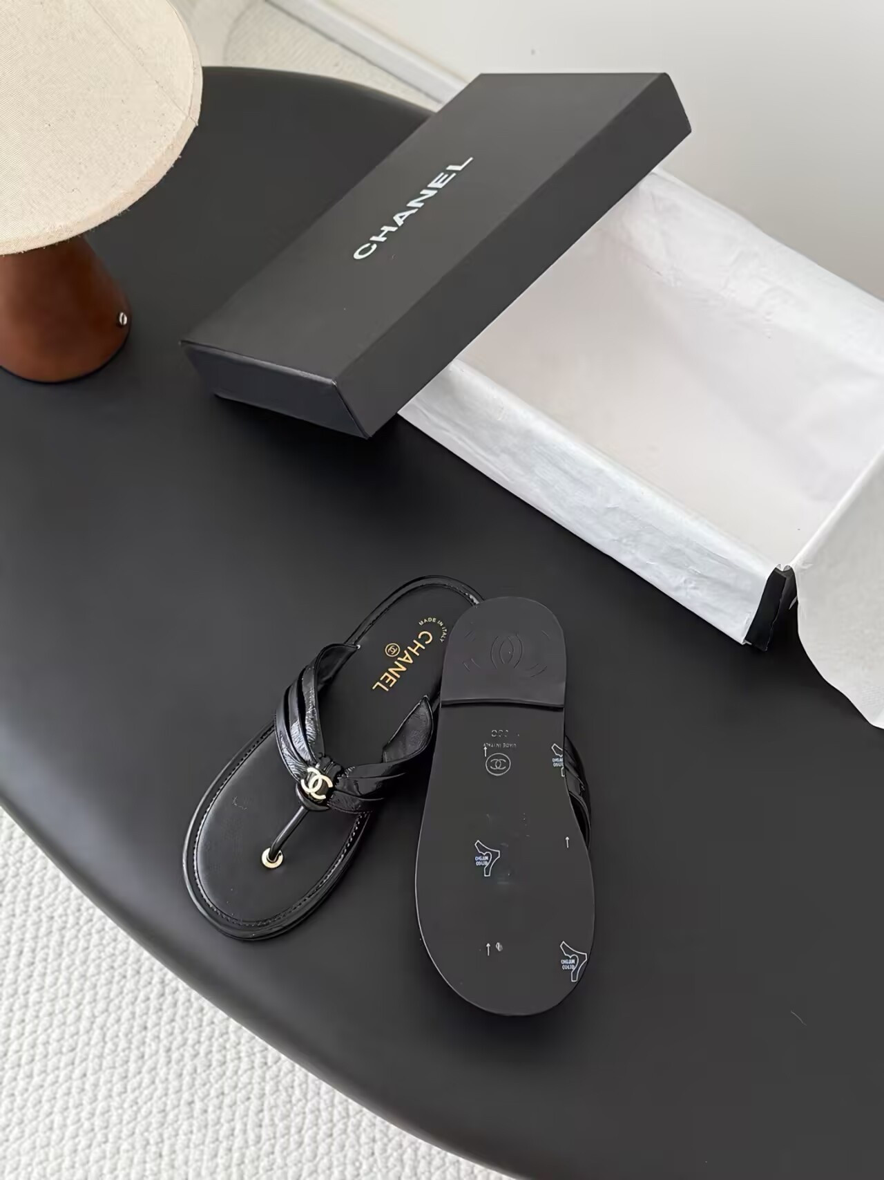ua Ch*el thongs slides
