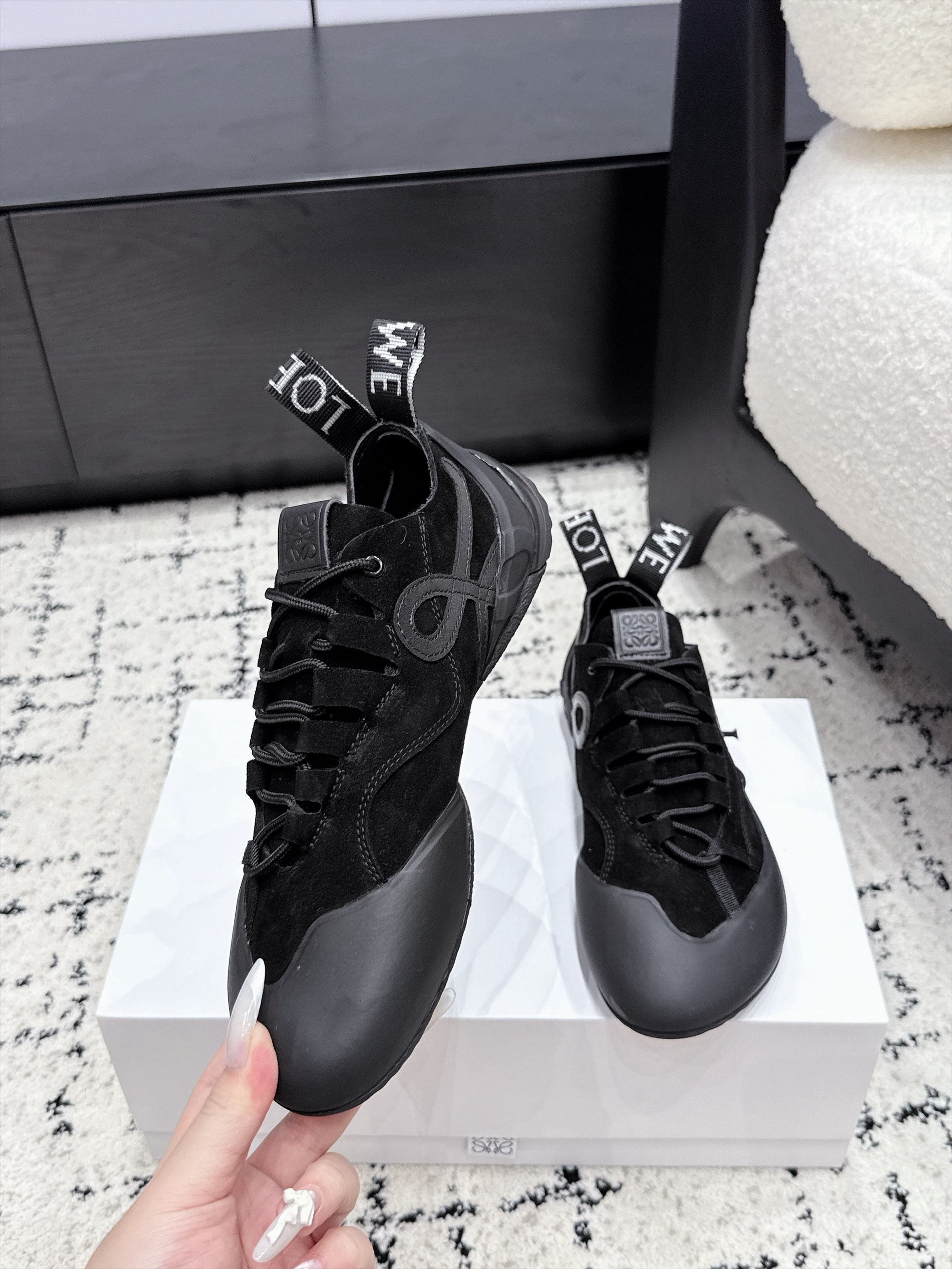 ua L0ew* grip sneaker