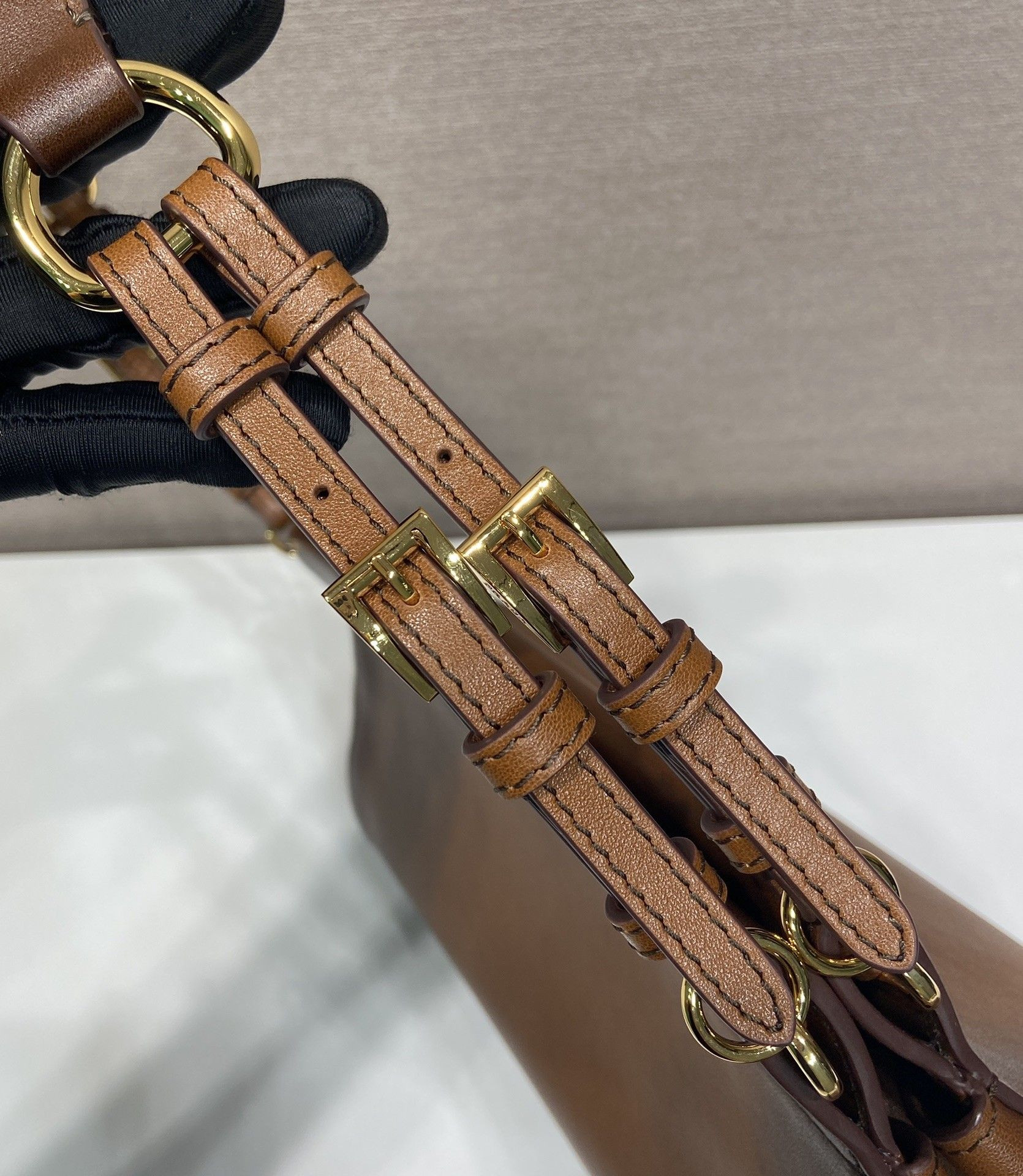 Pra*a enchaîné medium leather bag 15.5x32.5x11cm