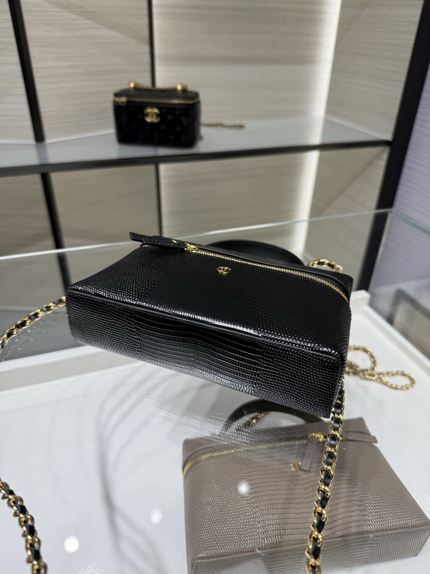 Ch*el classic vanity with chain handbag ap5195 17x19.5x5cm