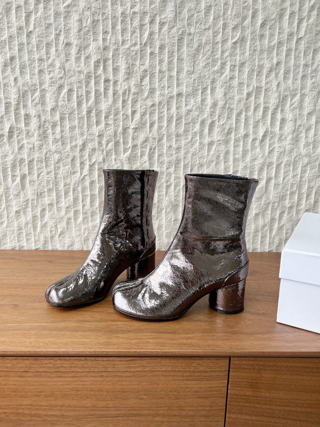 ua ma*s*n Ma*i*la tabi mirror boots