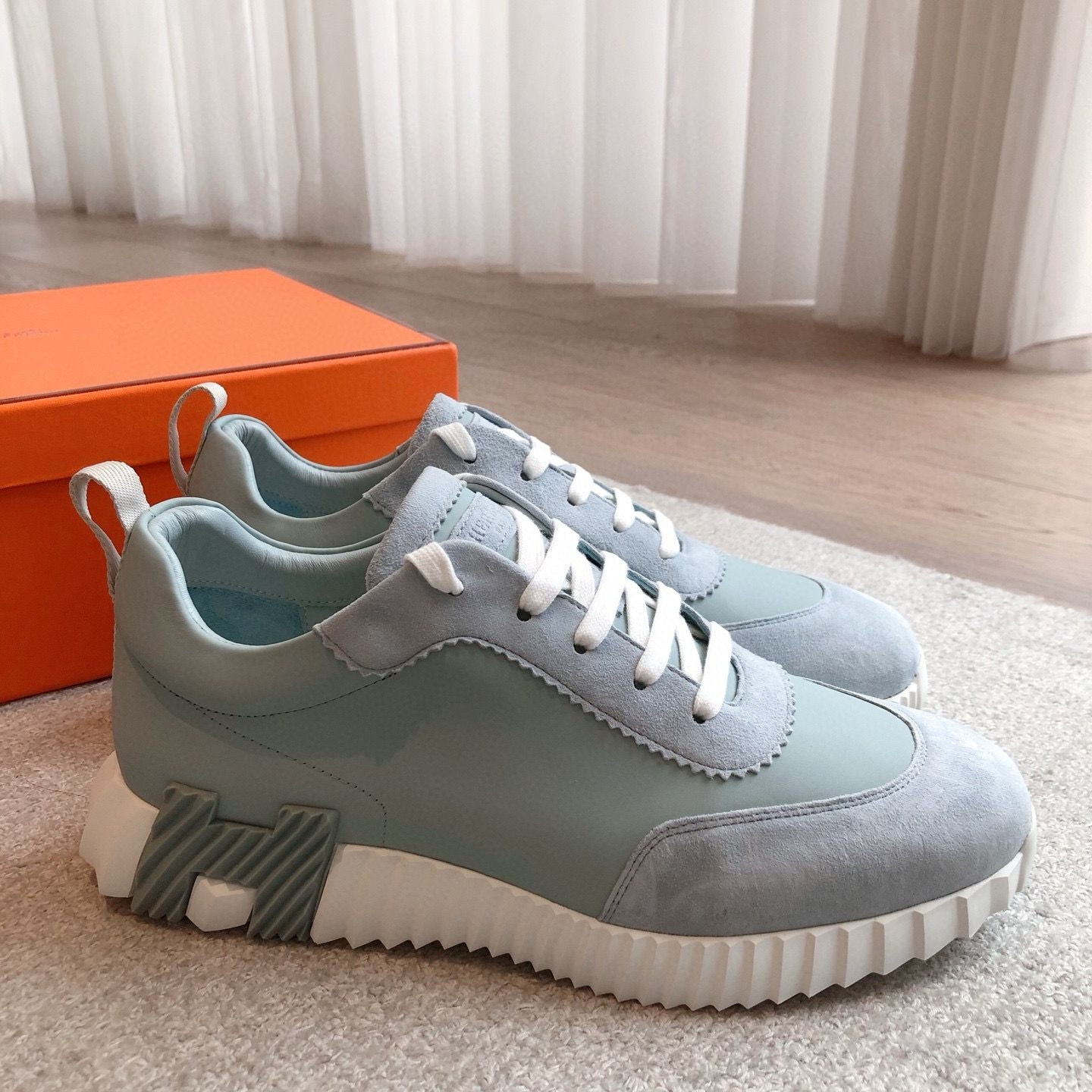 ua H**mes bouncing sneaker