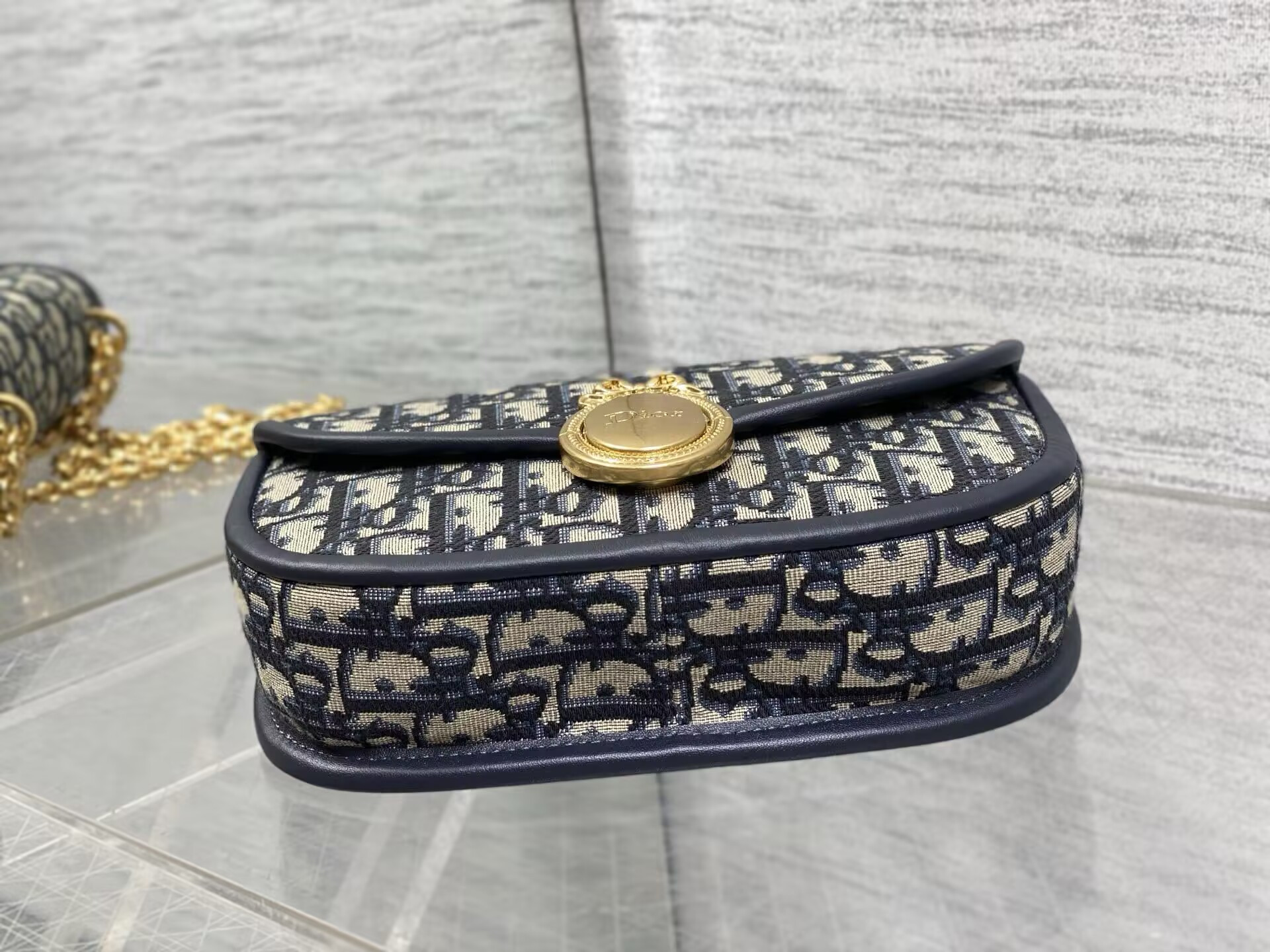 D*or small médaillon flap bag with chain 21 x 12 x 5.5 cm