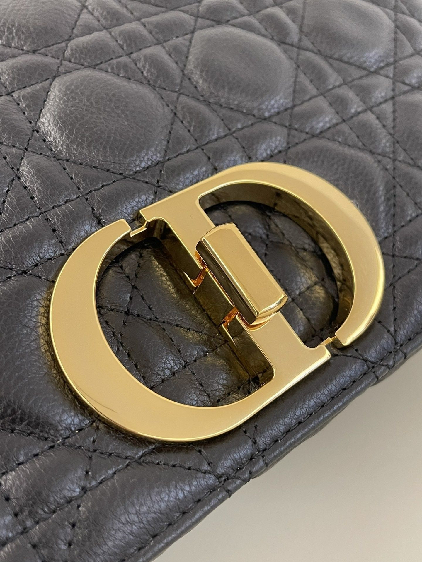 medium d*or caro bag S*pple cannage calfskin 25.5 x 15.5 x 8 cm