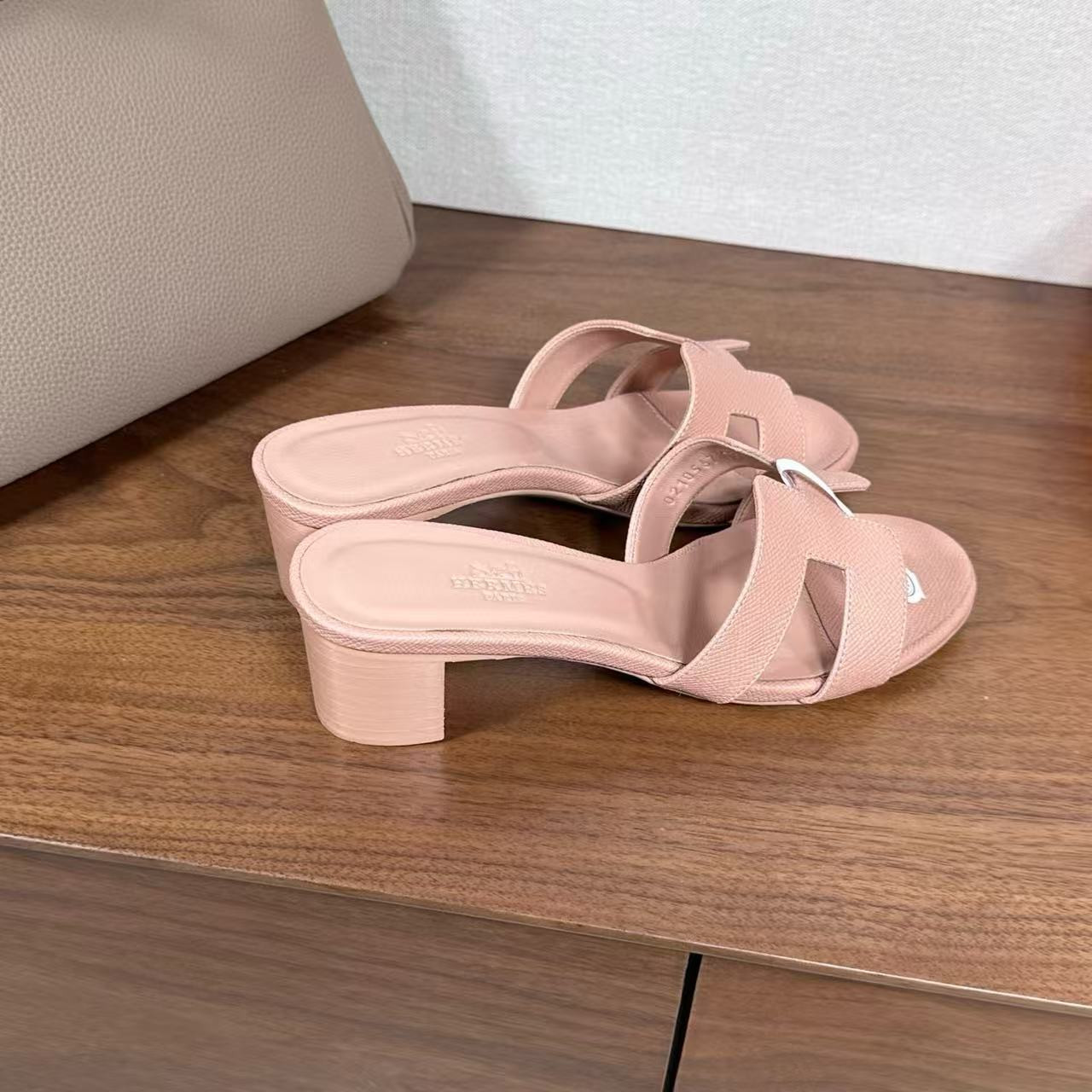 ua H**mes oasis sandal
