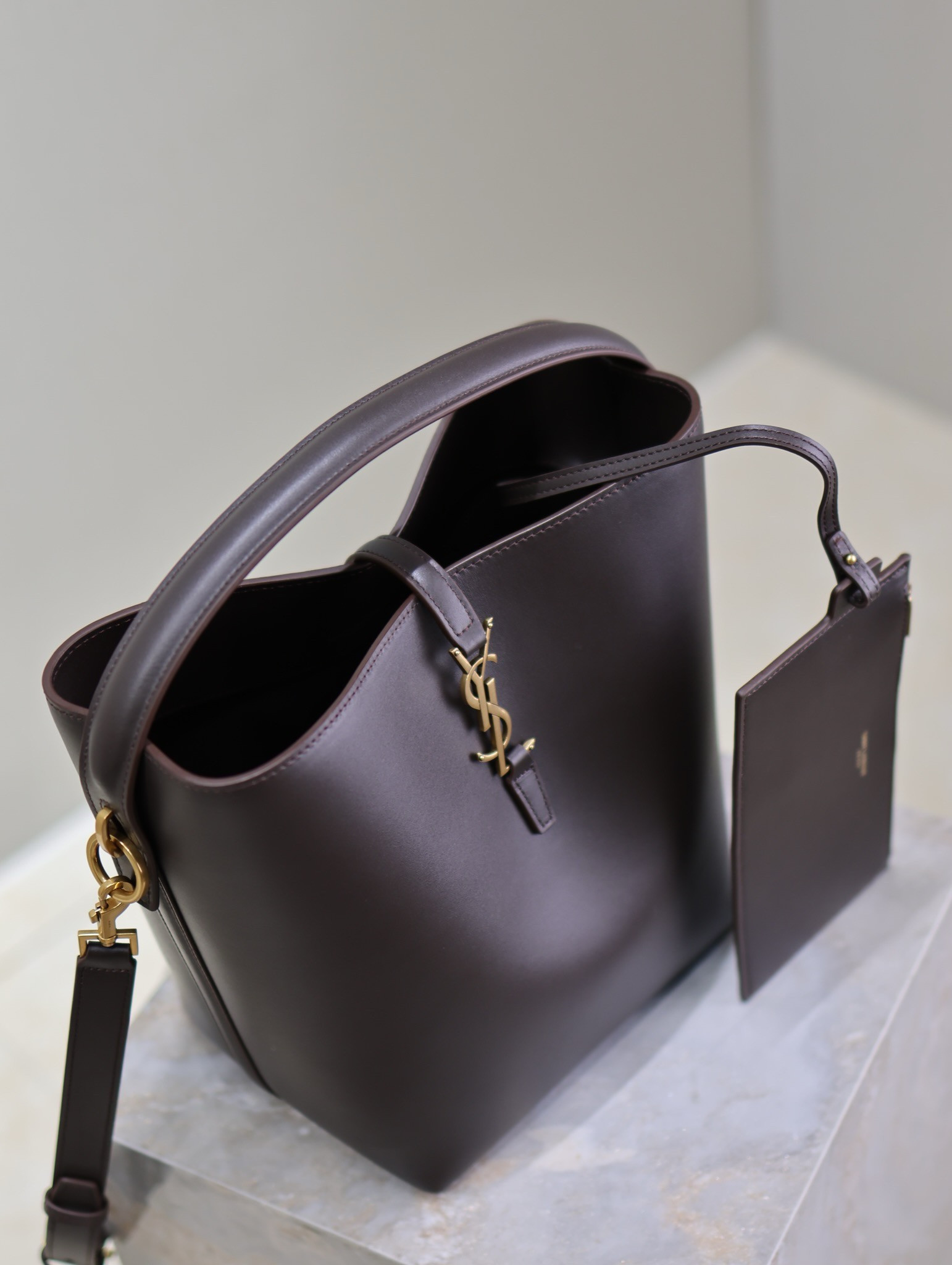 Y*L le 37 in shiny leather 26x20x12cm