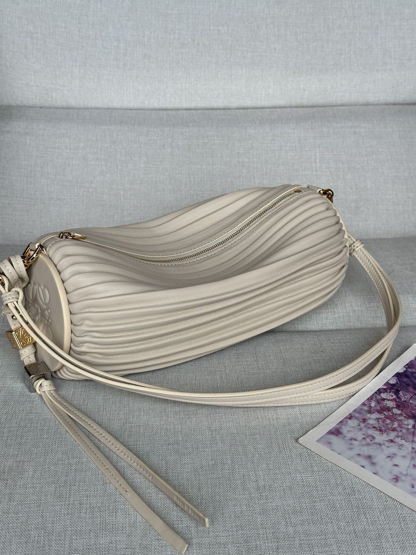 L0ew* bracelet pouch in pleated nappa 25x10x10cm