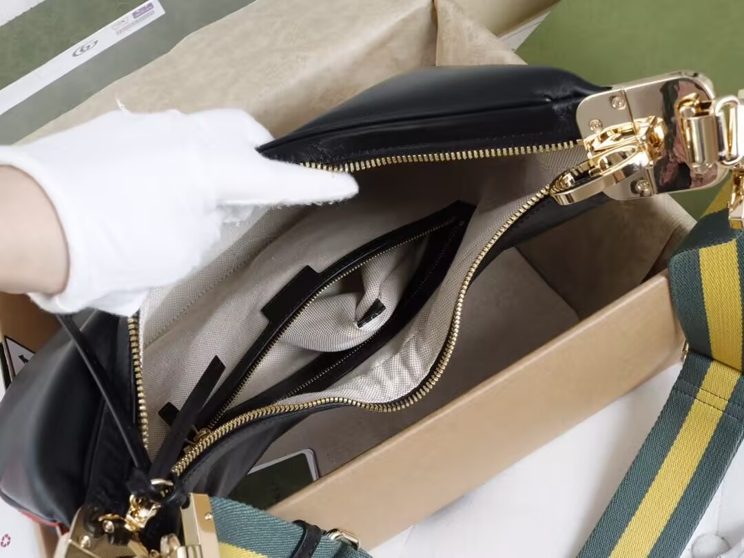 G*u*i attache medium shoulder bag 35x32x6cm