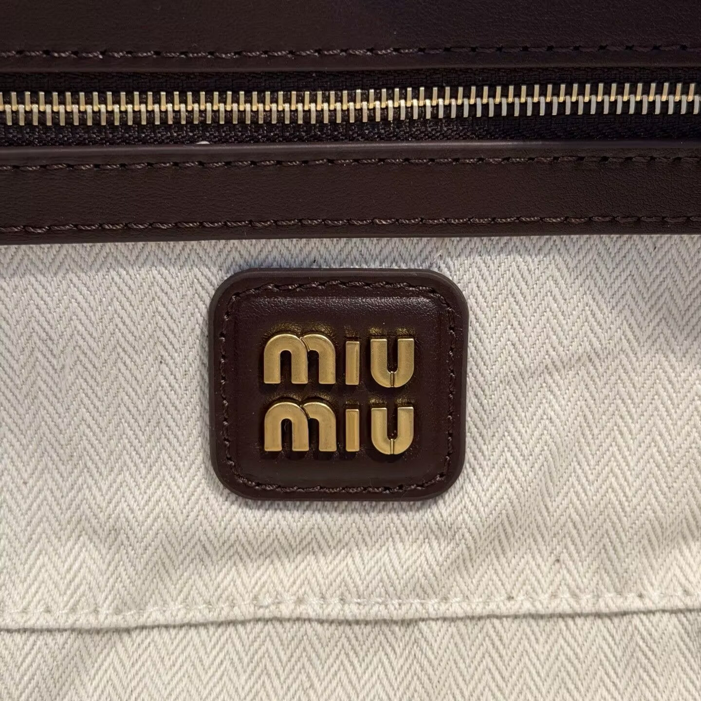M1v M1v arcadie padded suede top-handle bag 27x12x9cm