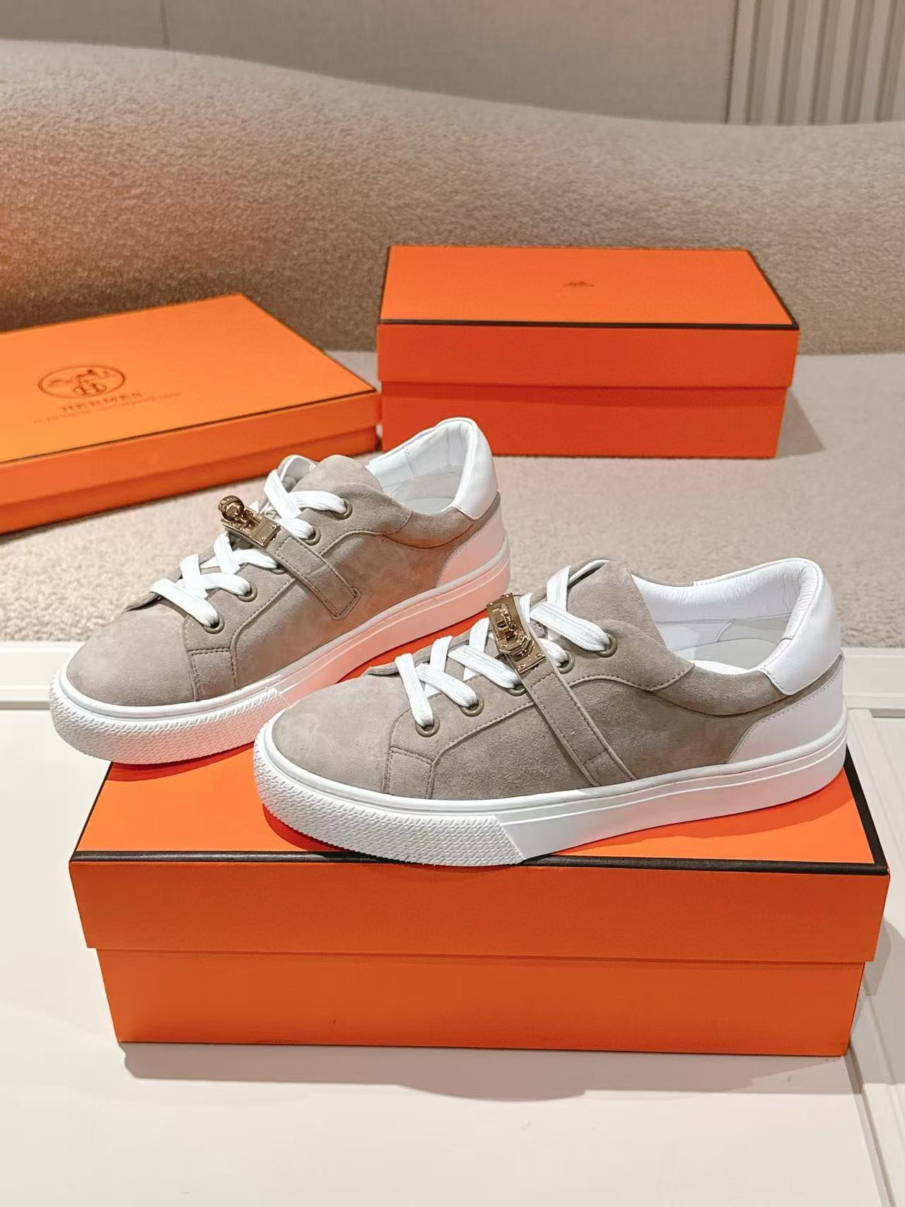 ua H**mes day sneaker