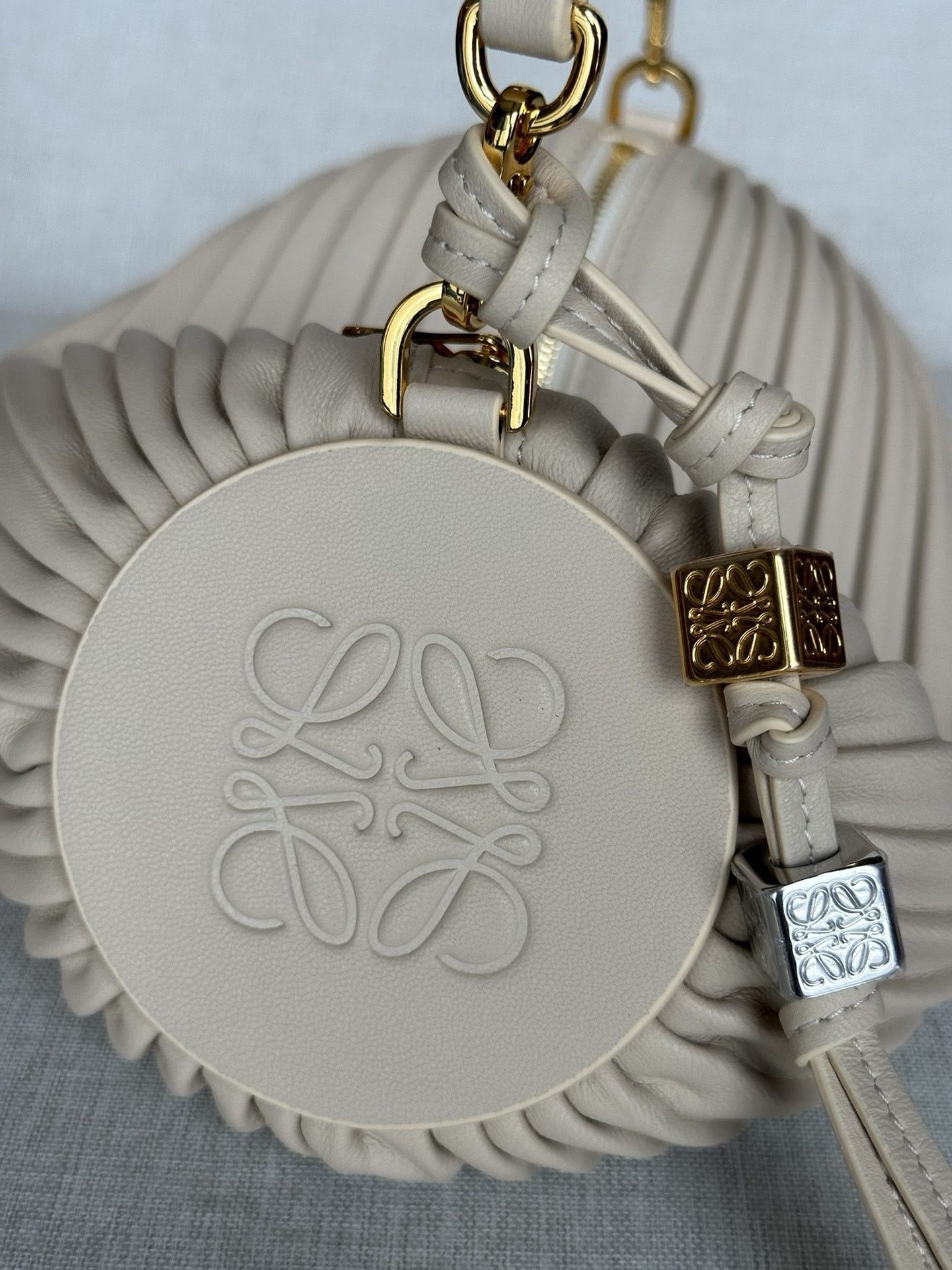 L0ew* bracelet pouch in pleated nappa 25x10x10cm