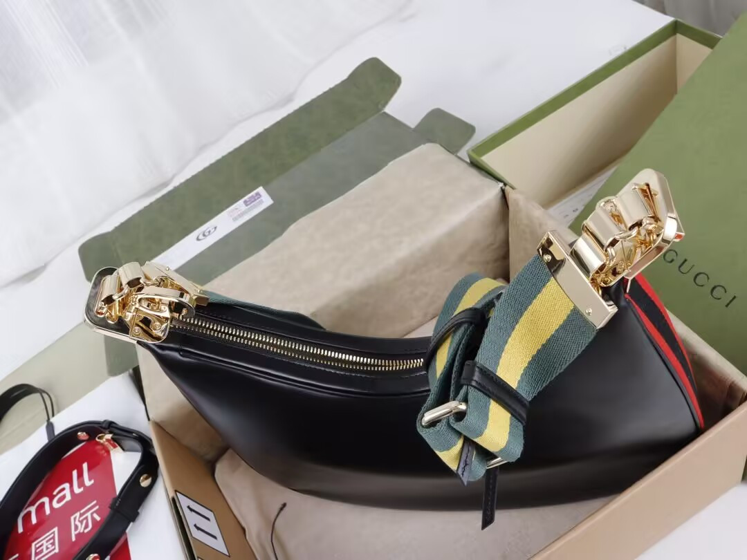 G*u*i attache medium shoulder bag 35x32x6cm