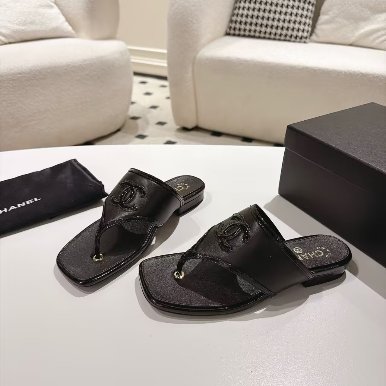 ua Ch*el thong sandals