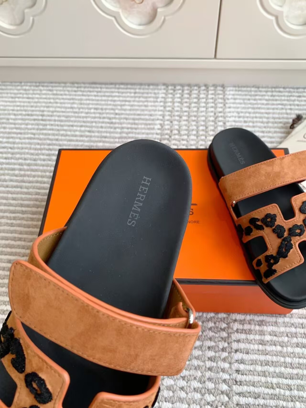 ua H**mes chypre sandal
