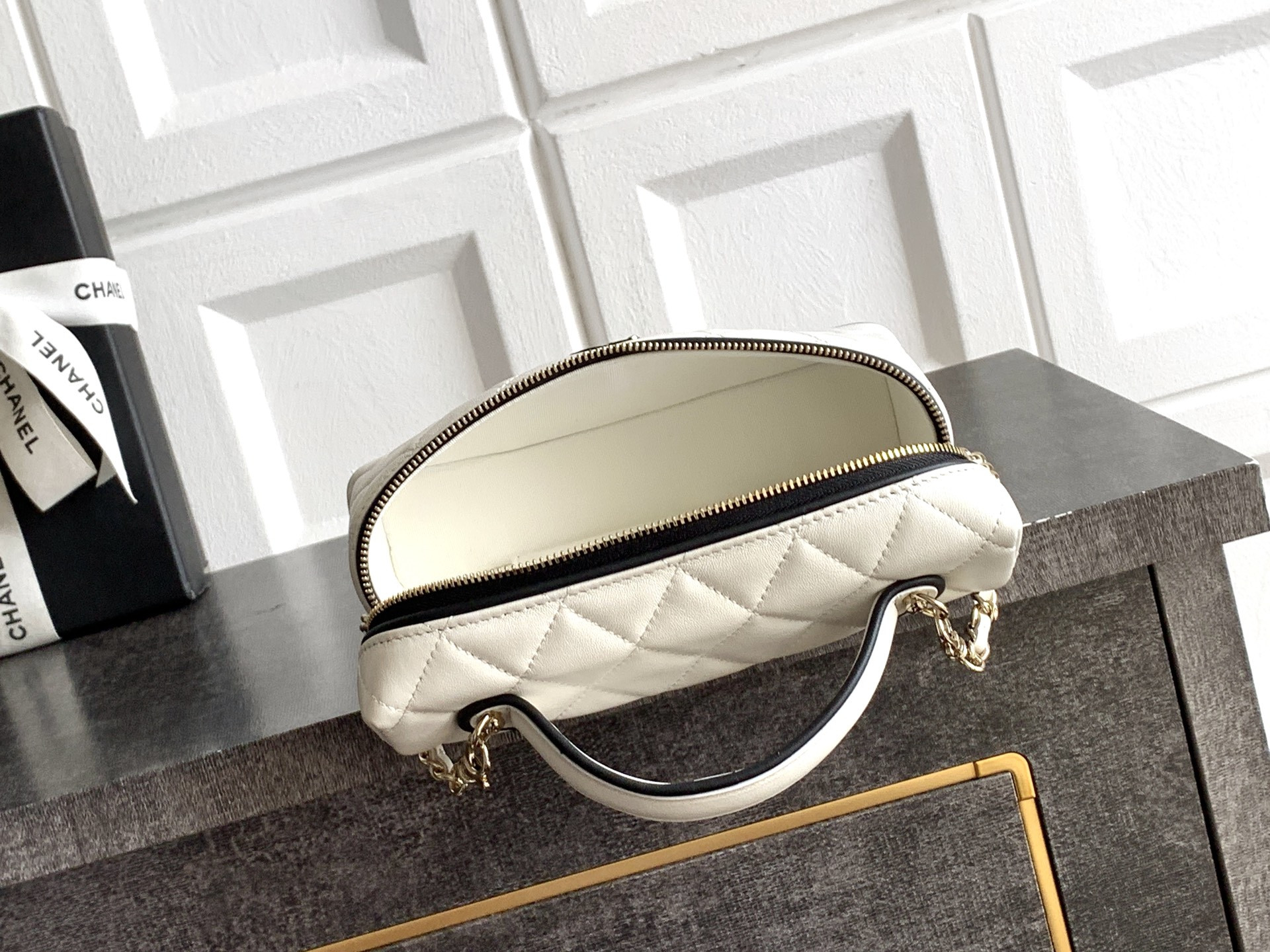 Ch*el vanity with chain ap5186 17x19.5x5cm
