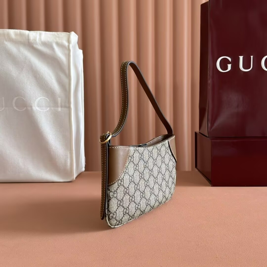 G*u*i gg emblem small shoulder bag 23x13x2cm
