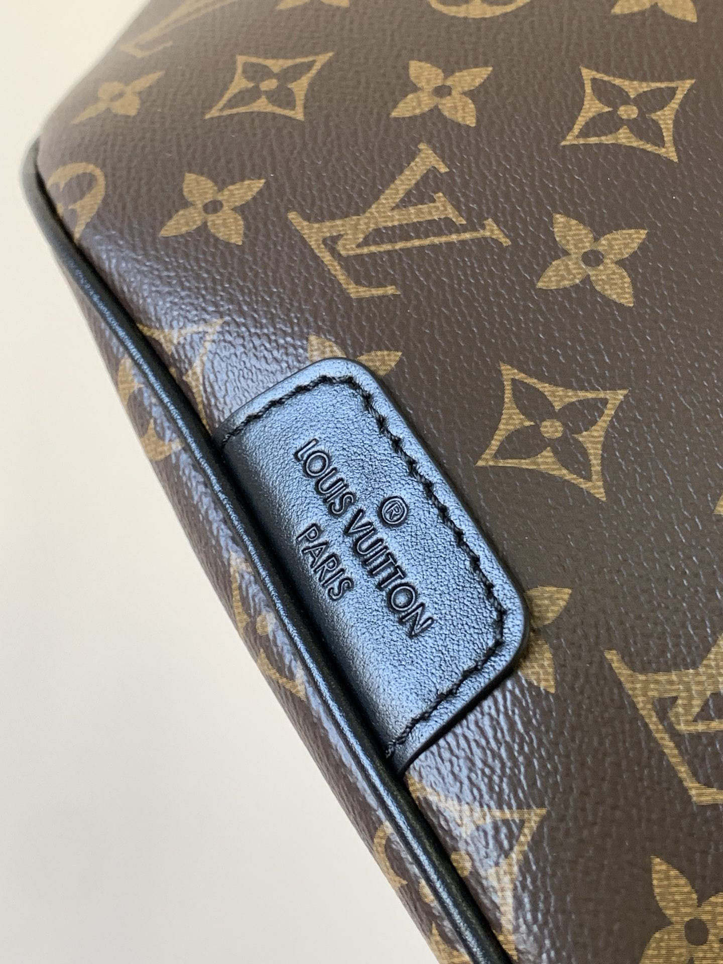 LV DISCOVERY BUMBAG M44336 Without Box 47x20x9cm