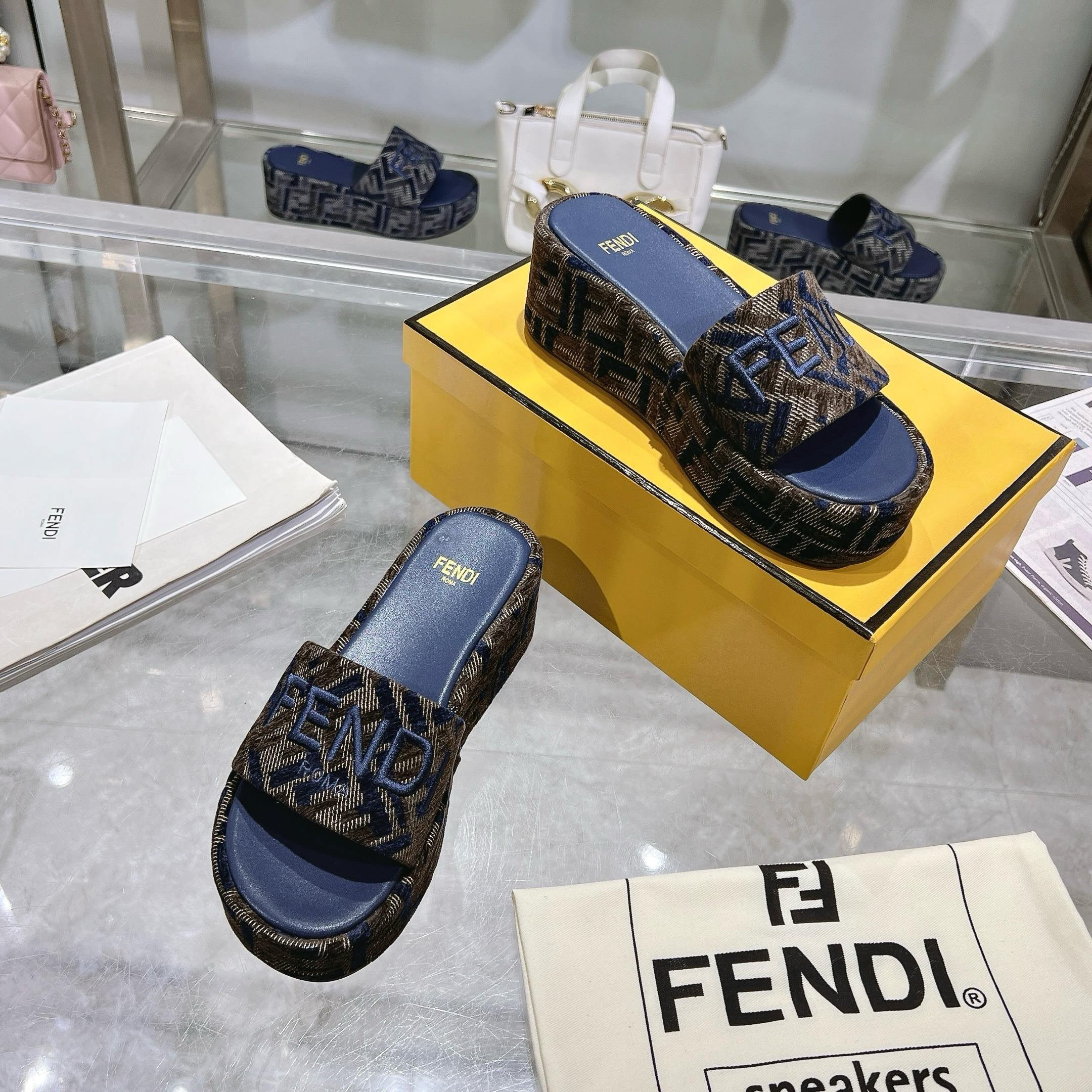 ua F**di sunshine ff chenille jacquard platform sandals