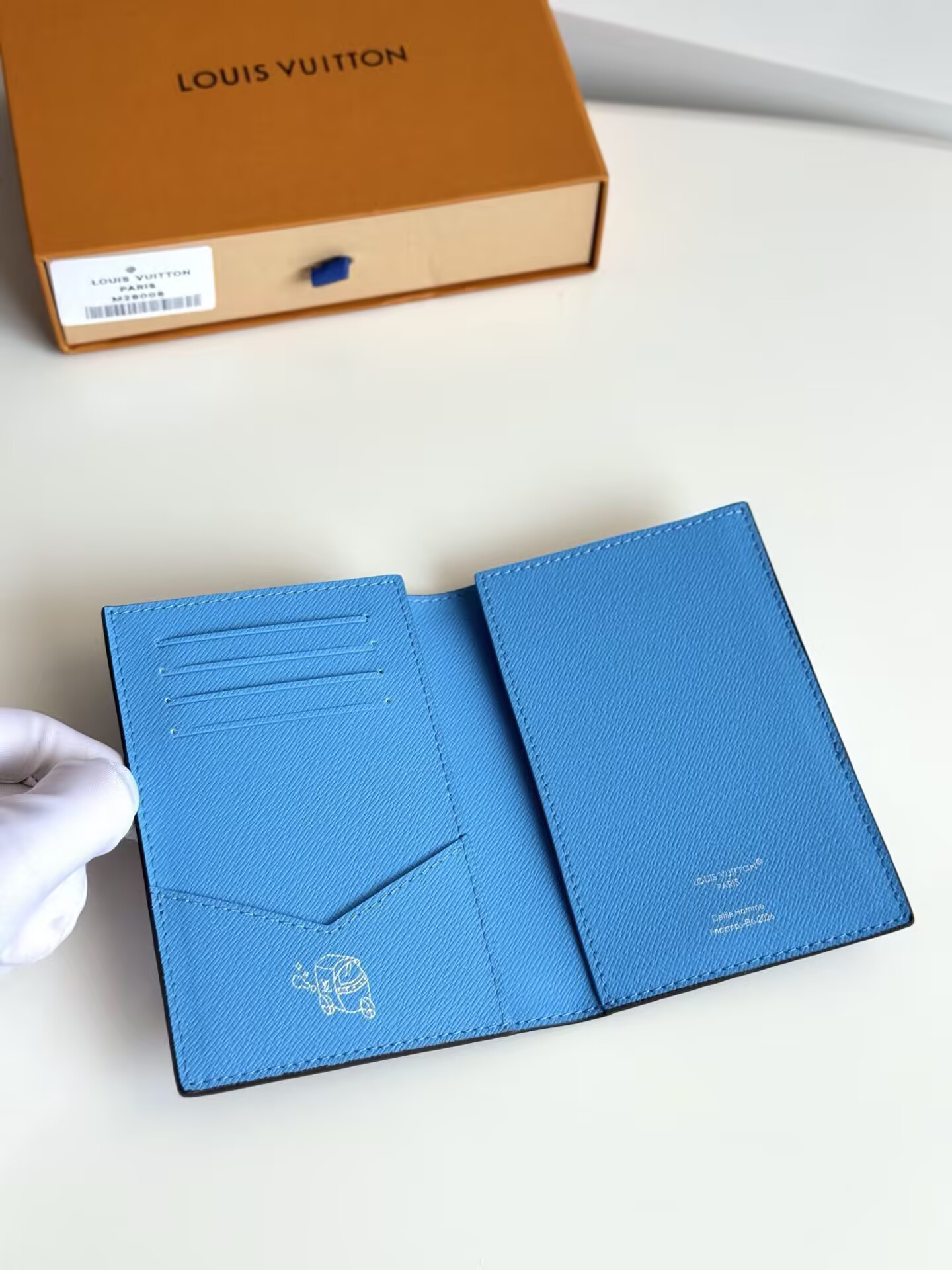 LV Passport Cover M28008 10x14x2.5cm
