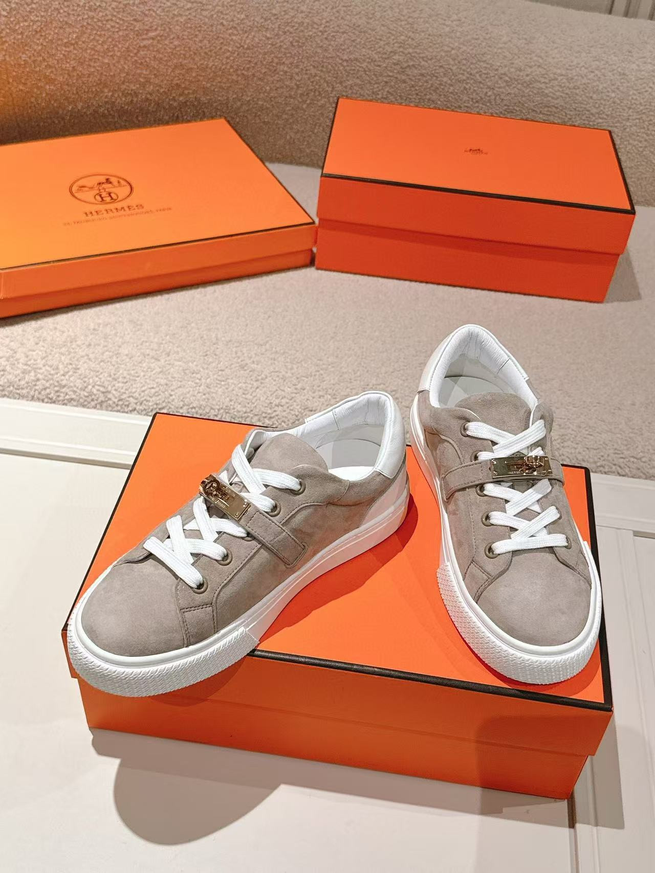 ua H**mes day sneaker