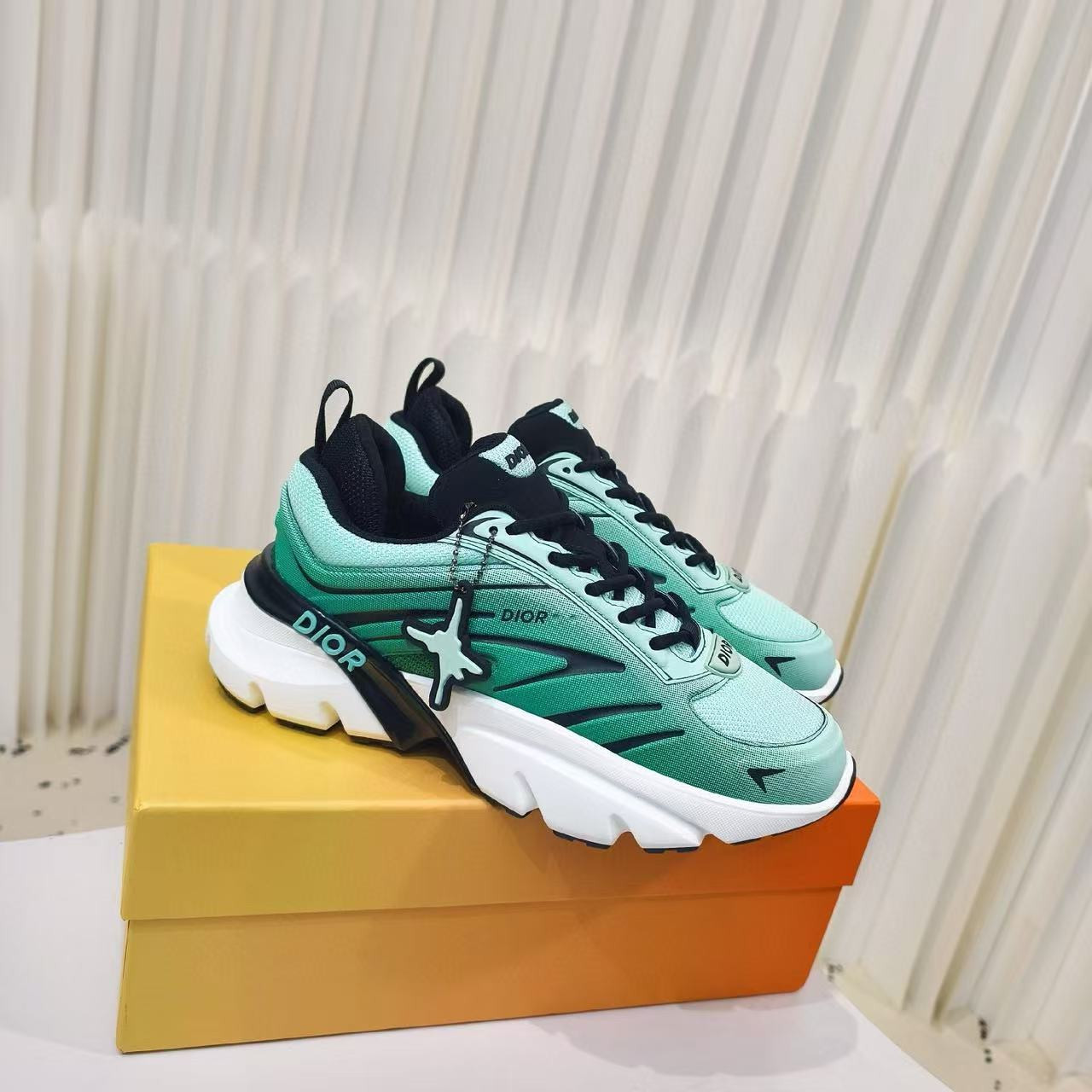 ua D*or sneaker