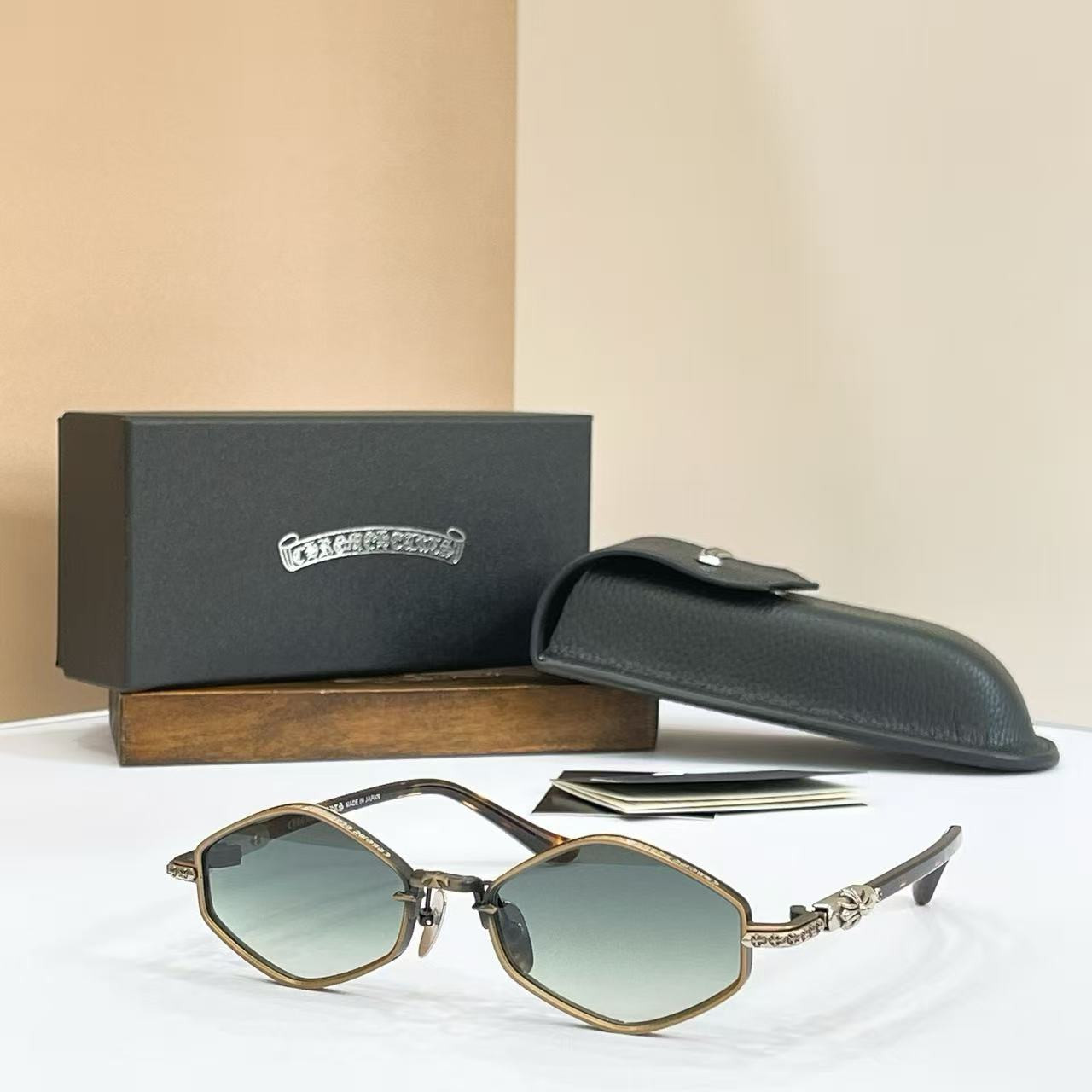 Ch**me He**ts glasses
