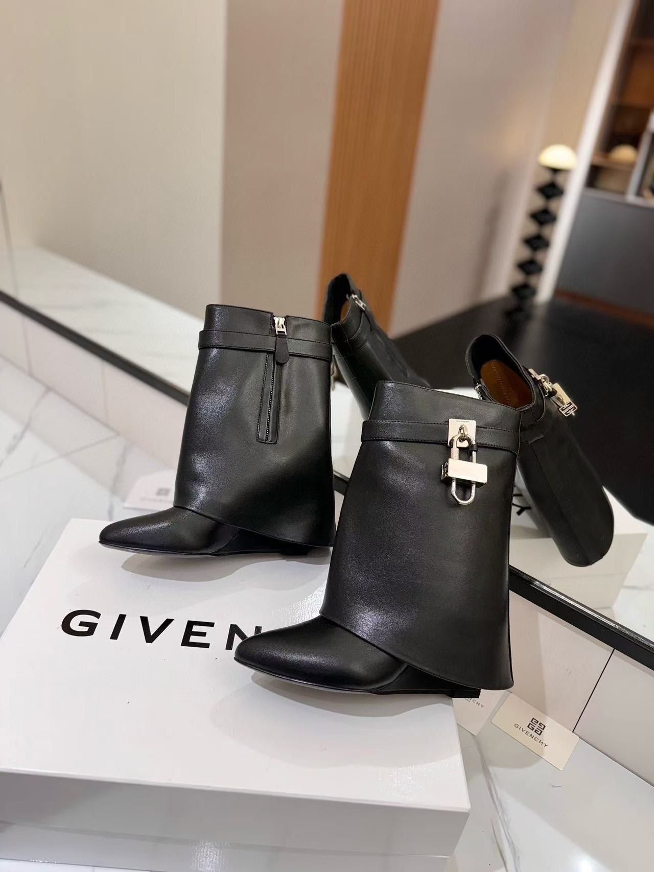 ua G1uenchy boots