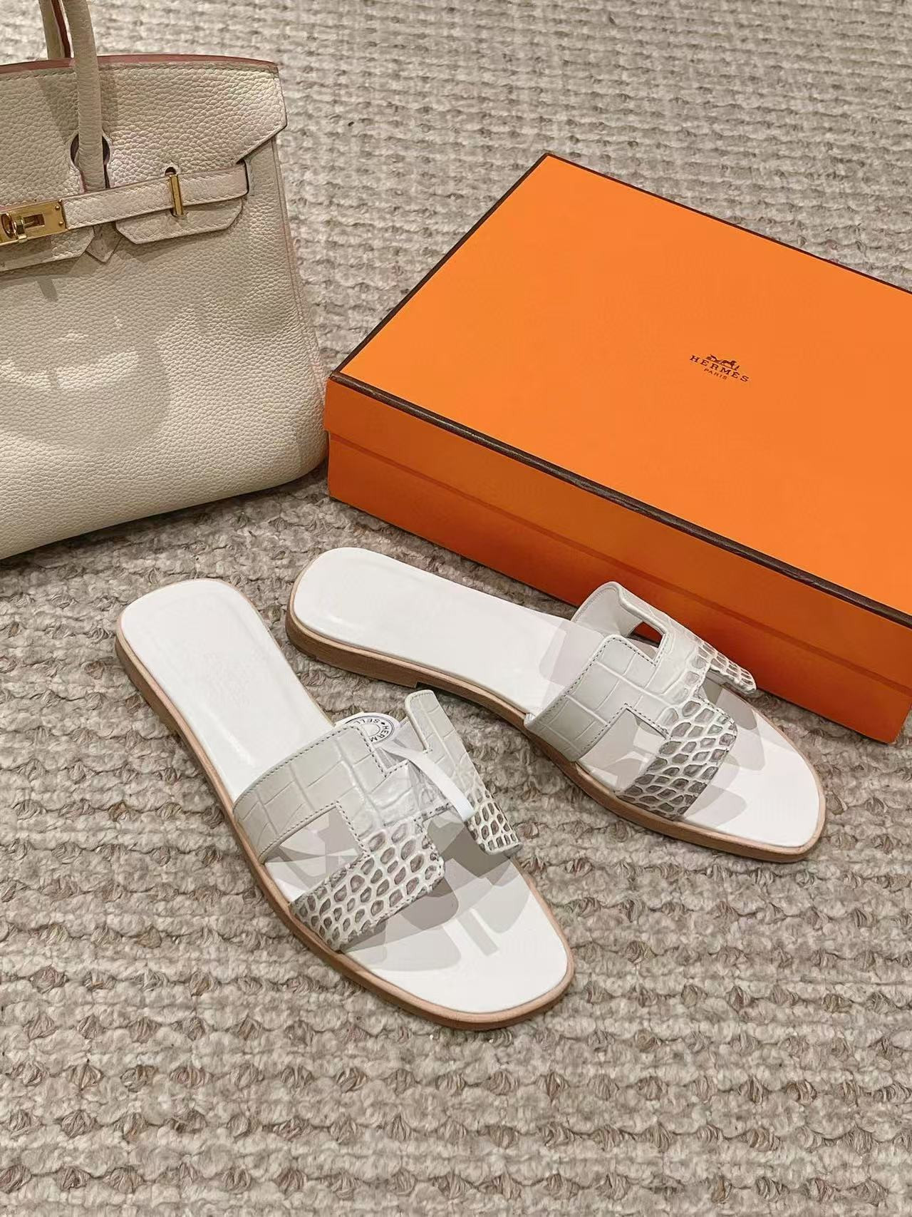 ua H**mes oran sandal