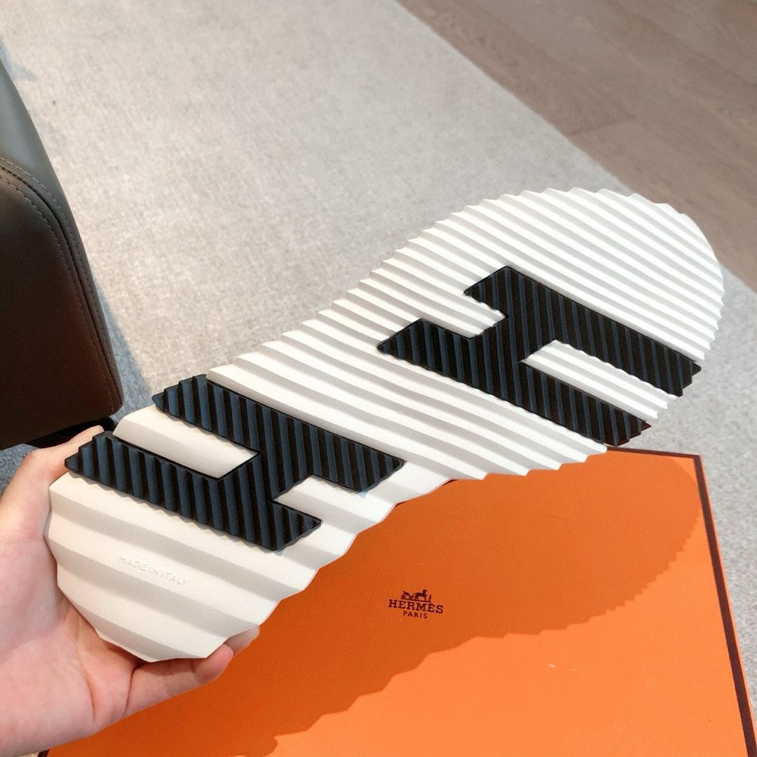 ua H**mes bouncing sneaker