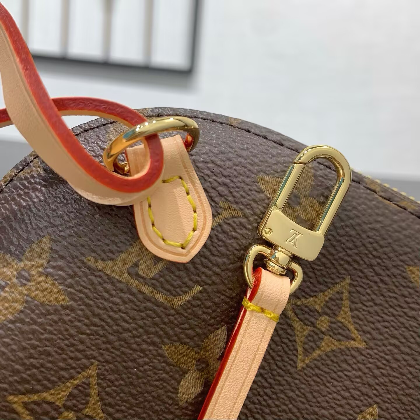 LV Tag Me Pouch M26787 24.5x17x4.5cm