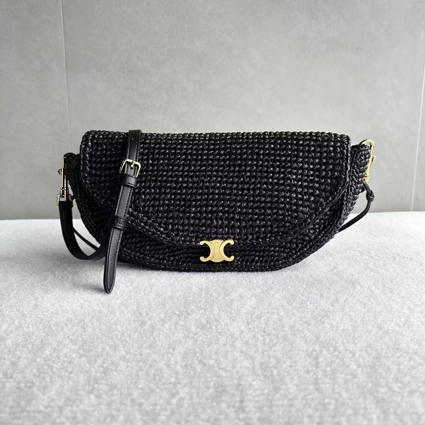 Ce**e little halfmoon soft triomphe in raffia 28.5x6x14cm
