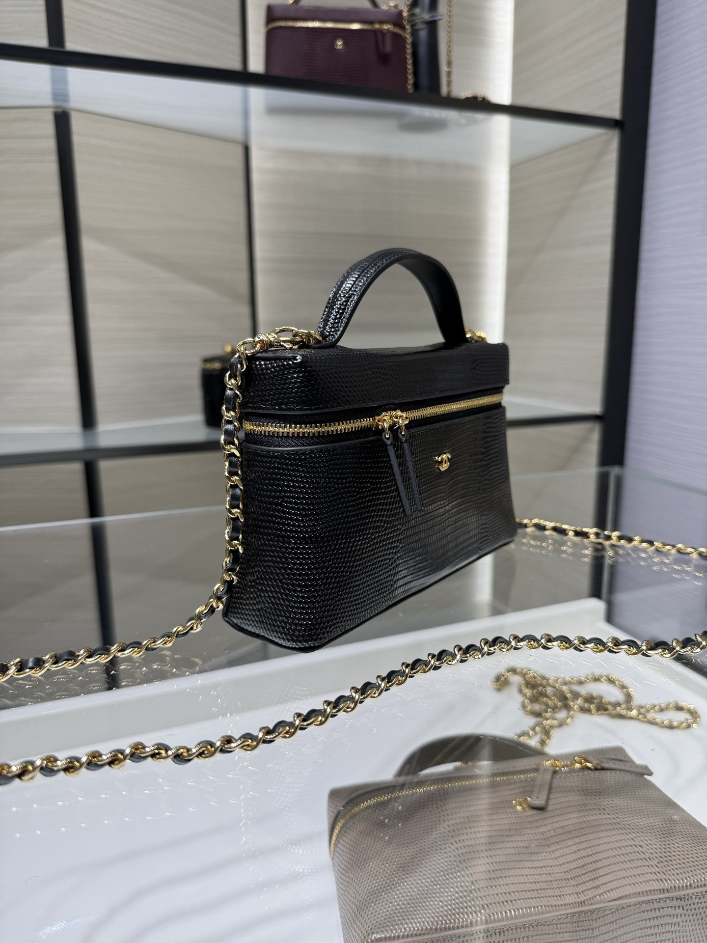 Ch*el classic vanity with chain handbag ap5195 17x19.5x5cm