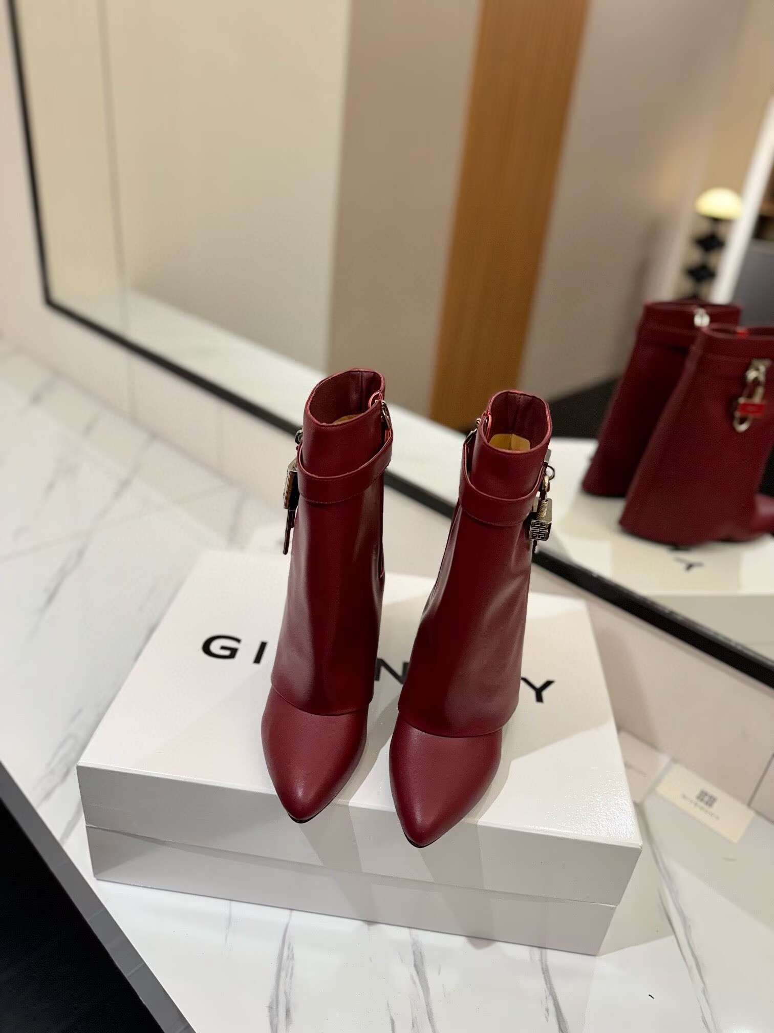 ua G1uenchy boots