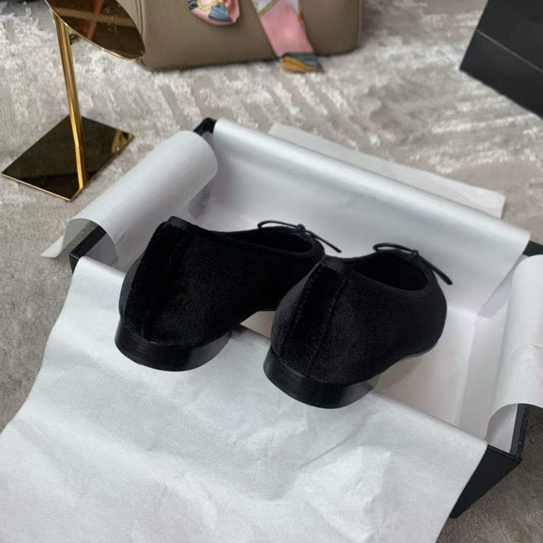 ua Ch*el ballet flats